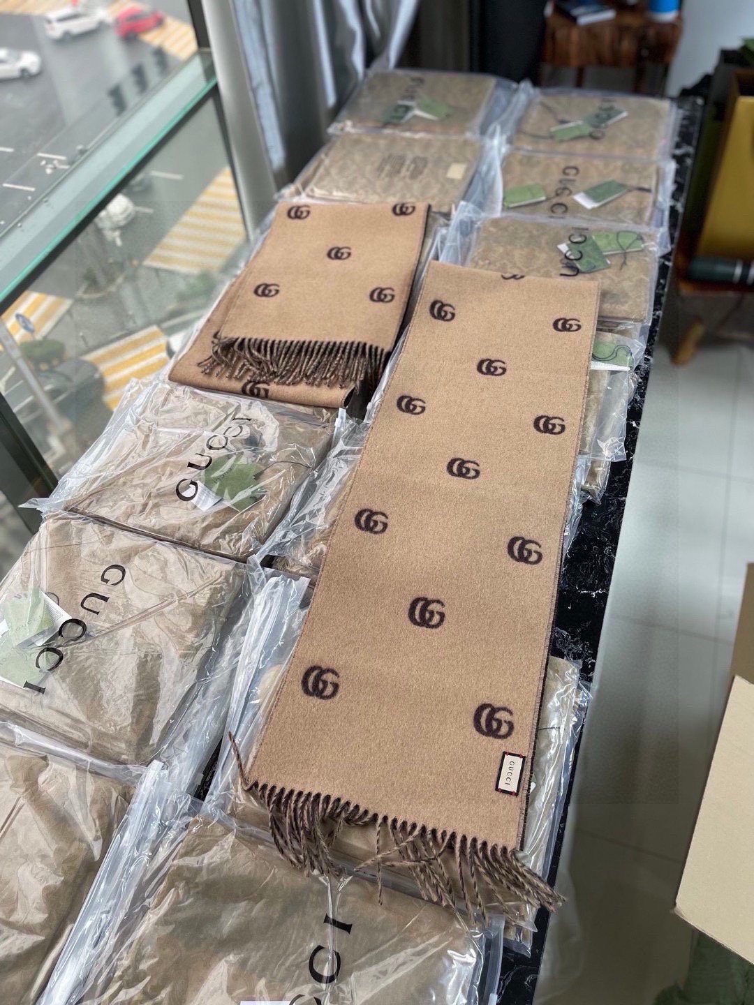 没见过吧很少有人在柜里见过这条围巾当时发售的时候内地给的就特别少原版是客户在日本中古店买到的所以很少流通
