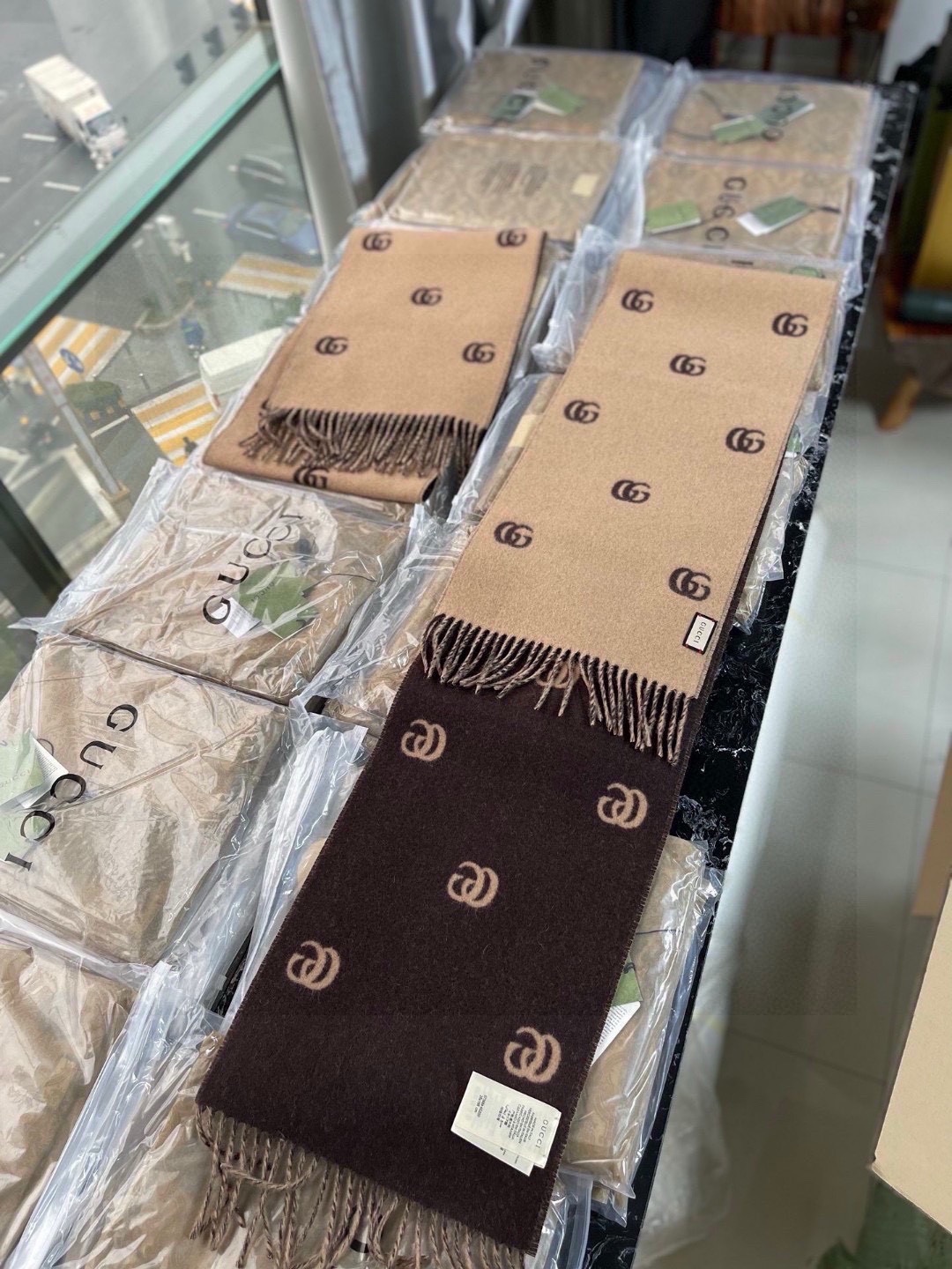没见过吧很少有人在柜里见过这条围巾当时发售的时候内地给的就特别少原版是客户在日本中古店买到的所以很少流通