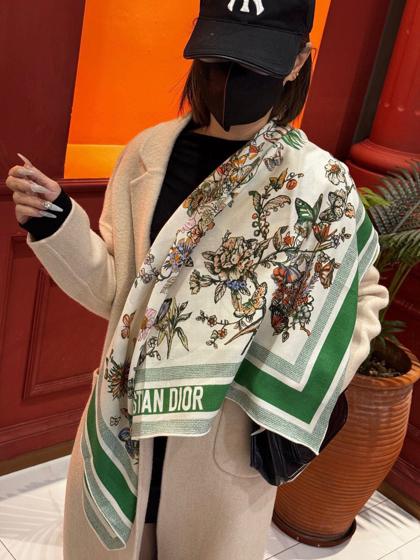 双面同色原单迪奥Mexico茹伊印花方巾方巾将蝴蝶和传统墨西哥花朵巧妙融合突显绚烂缤纷的效果采用真丝羊绒
