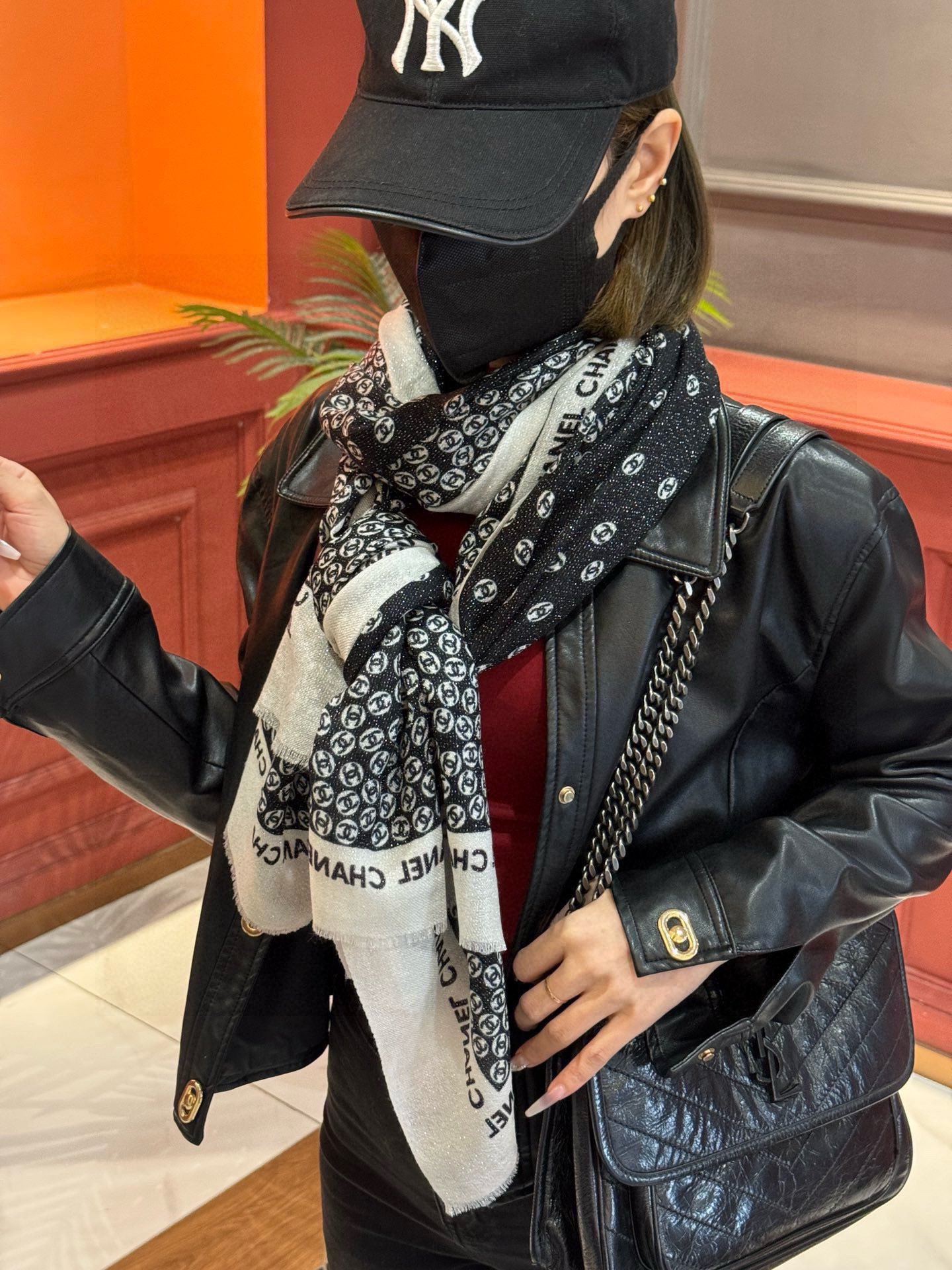 上新会发光发亮的围巾新款客供银线羊绒面料长巾美翻了[流泪]小香银线图标御用殿堂级极品️新款专柜在售纯羊绒