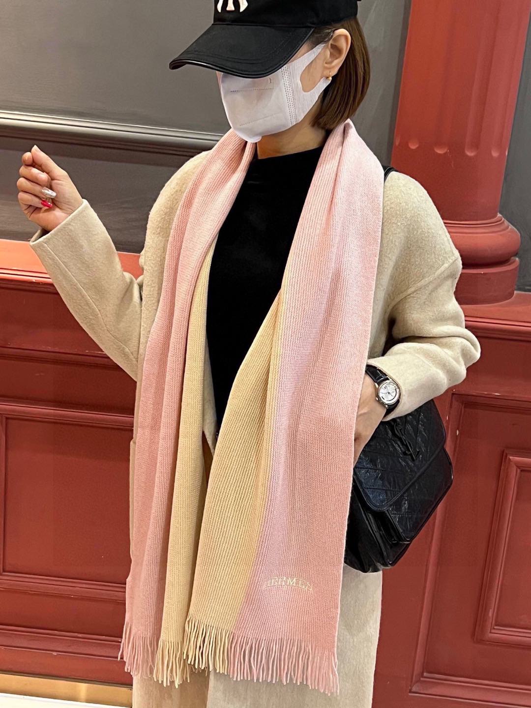 NO:188140,The same style for men and women, 100% pure cashmere Hermes synchronous counter, high-end cashmere knitted scarf!  】It can be formal, free, very Classical design. This weaving method is relatively difficult, and it costs a lot of yarn, and the process is very difficult!  !  !  Such a men's scarf is definitely an outdated item!  The cashmere scarf that looks good at any surround is really unique!  !  It's so practical and versatile, but there's no unnecessary design, and it looks good no matter how you surround it!  It has a drape, warm and very slimming!  It is very suitable to match formal wear or casual wear ~ folding or circling is perfect, with a warm and elegant 30180 high-version scarf, high-version scarf, christian louboutin, hermes, hermes19860909男女同款,百分百纯羊绒 Hermes（爱马仕）同步专柜,高端羊绒针织围巾！】可正式,可随意,非常Classical的设计.这款织法比较难,又很费纱线,工艺难度非常大！！！这样的男款围巾,绝对是一条审美不过时的单品！随便围都会好看的羊绒围巾,版型真是一绝！！太实用百搭了,其实没有多余的设计,怎么围都好看！有垂坠感,温暖且非常显瘦！搭配正装或者搭配休闲装都很合适~对折挂围或者绕圈围都完全可以,有温度的风度30180高版本围巾,高版本围巾,christian louboutin,hermes,hermes,scarf
