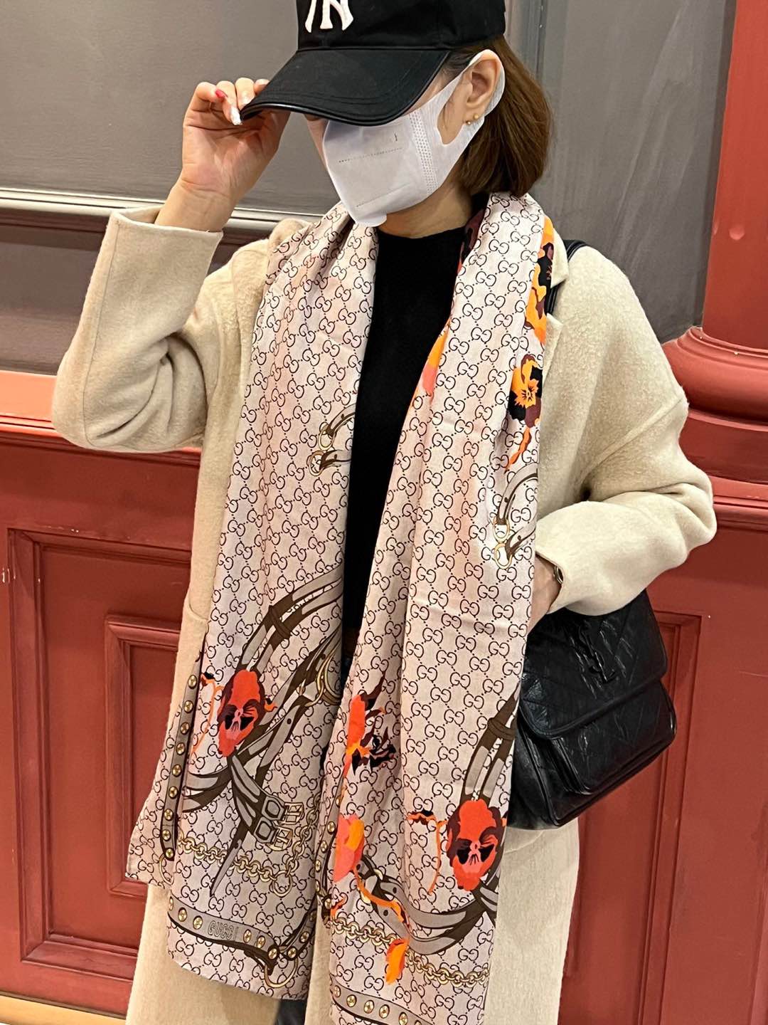 NO:188104,[Gucci double-sided two-color floral cashmere scarf ~ super raising complexion!  High-end feminine!  】Cashmere scarf can be so beautiful!  !  !  Gucci's double-sided floral cashmere scarf is really high-end!  The signature floral colors and clothing show great taste!  !  The new fusion of Gucci's signature floral elements and presbyopia GG, luxurious and elegant, thin cashmere feel, and the double-sided and two-color design is really great!  Paired with white shirts in spring and summer is even more elegant and fashionable. Paired with coats in autumn and winter is super delicious. Sisters who know how to match must buy them!  !  Soft and smooth!  It gives the scarf a very easy to shape, a very heavy and luxurious design, but the upper body looks unique in a unique style!  Simple base with this scarf, simple matching gives people a very comfortable and tasteful big brand feel... Recommended!  !  Size specifications 60*180cm double-sided double-color printing and dyeing technology cashmere long scarf, high-version scarf, gucci,shirts19860909【Gucci双面双色花卉羊绒围巾~超级抬气色！高级女人味！】羊绒围巾也能这么美！！！Gucci这款双面花卉羊绒围巾真的好高级！招牌的花卉花色搭配服饰很显品味！！Gucci招牌花卉元素和老花GG的新融合,奢华优雅感,薄薄的羊绒手感,双面双色的设计真的很赞！春夏搭配白衬衫更是又气质又时髦,秋冬搭配大衣超级显品味,懂得搭配的姐妹一定要入手！！柔软软糯顺滑！赋予了围巾非常容易造型,非常重磅奢华的设计,上身却别样衬得人高贵气质！简单的打底配此款围巾,简单的搭配却给人非常舒适有品味的大牌感…推荐！！尺寸规格60*180cm双面双色印染工艺羊绒长巾高版本围巾,高版本围巾,gucci,shirts,scarf