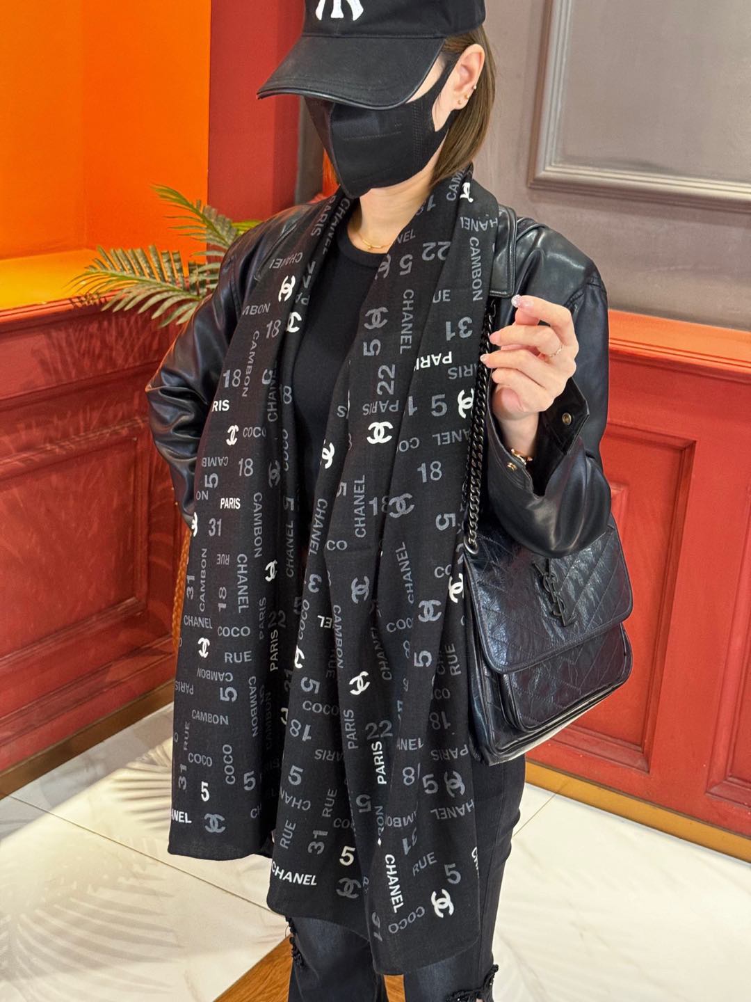 NO:188108,New 【Chanel】 Classic camellia elegant Coco style, Chanel's latest diamond velvet scarf~ The temperament is in the bones, the fabric of the new season of Grandma is super high-end, really soft, smooth, and very tough. It is not easy to be easily hooked!  The new series released this year~ is really beautiful with this design. Chanel's silk scarf is definitely a representative of elegance. A small-scented silk scarf will give you the best match!  !  Must-enter!  The upper body effect is so elegant and elegant, very lively. The layers are elegant and the texture is layered to create a gorgeous and not ostentatious sense of celebrity. The pattern is dotted diamond pattern design~ the lines feel more textured, and the powder must be added. The size of 60*180 is really beautiful. The upper body effect is really beautiful (it feels more when paired with clothing, shoes and bags)!  The real thing is definitely more beautiful!  Classic black and white high-version scarf, high-version scarf, chanel, chanel19860909上新【Chanel】 经典茶花优雅Coco风,Chanel最新菱格丝绒大方巾~气质到骨子里,香奶奶新一季的面料超高级,真心超级柔软,丝丝顺滑,韧性很强 不容易被轻易勾丝！今年新出的系列~真的被这样的设计美到,香奈儿家的丝巾绝对是优雅的代表,一条小香的丝巾,给你最好的搭配！！ 必入！上身效果简直优雅气质到不行,非常灵动.层次优雅质感.层层叠叠出醒目而不张扬的华丽名媛感,图案是虚线菱格纹设计~线条感更显质感,香粉必入 60*180的尺寸,上身效果真的不用多说的美(搭配服饰鞋包更有感觉)！实物绝对更美！经典黑白色高版本围巾,高版本围巾,chanel,chanel,scarf