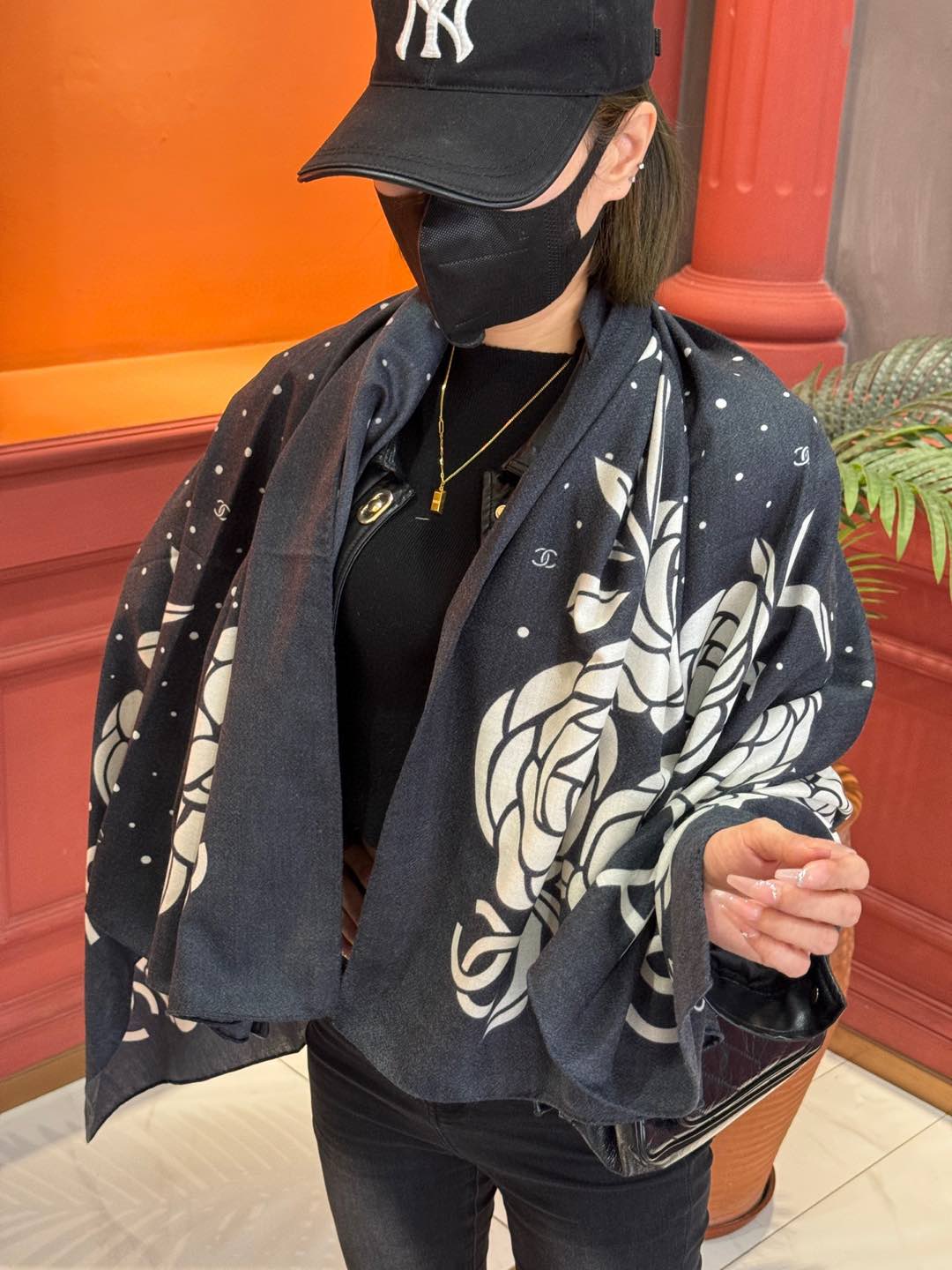 NO:188112,The original single small fragrance cm square scarf is made of classic cashmere fabric, soft and light, easy to wear. It is an ideal companion for cold or slightly cool nights, providing you with warm care... Super value for rewards and will definitely scream counter quality This model is the top visual feast Top cashmere as soft and silky as velvet, making it a unique and precious existence. The overseas counters are absolutely top-notch!  Special channel goods sold for one less [Specification xcm] High-version scarf, High-version scarf19860909原单小香cm方巾,采用经典羊绒面料,柔软轻盈,佩戴方便.它是寒冷时分或微凉夜间的理想伴侣,为您提供温暖呵护.……超值回馈绝对会尖叫的专柜品质此款是顶级视觉盛宴顶级羊绒如天鹅绒般柔软丝滑,使之成为独一无二的珍贵存在.海外专柜同步绝对的顶级好货！特殊渠道货卖一个少一个【规格xcm】高版本围巾,高版本围巾,scarf