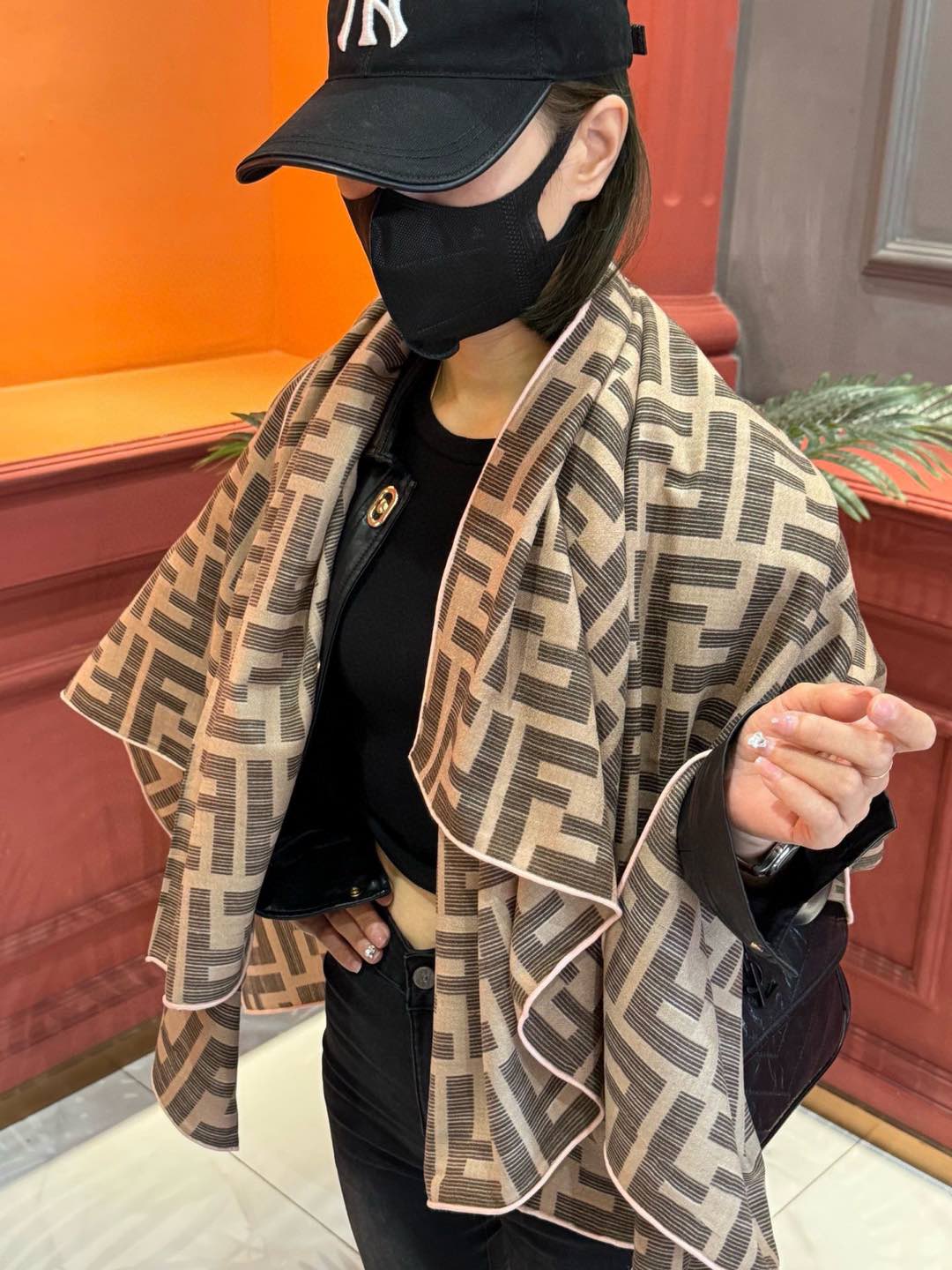 NO:188095,The new FD counter synchronized model [FF contrasting curled edges] has a particularly tone. It uses cashmere fabric with excellent texture and is decorated with FD classic double FF LOGO prints. It keeps high-end cow goods [high-end products, new models, counter synchronized] This size is not big or small, especially easy to match, the quality is super easy to understand, high-end quality you will know when you get it. High-end details are what you see, heavy and huge VIP customers must enter the recommended size*, especially high-end scarves, high-end scarves19860909FD专柜同步新款【FF撞色卷边】特别有腔调.采用质感上佳的羊绒面料并饰有FD经典双FF LOGO印花,自留高端牛货【渠道尖货 新款 专柜同步】这个size不大不小特别好搭配,品质超级好拿到手就会懂的高端品质,高端细节所见即所得重磅巨献VIP客户必入推荐尺寸*,特别推荐高版本围巾,高版本围巾,scarf