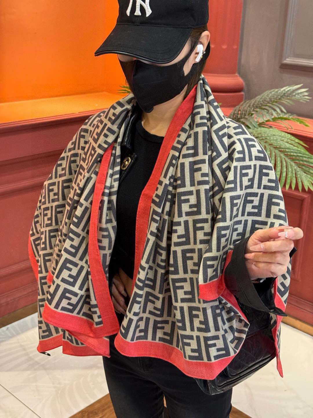 NO:188097,The new FD counter synchronized model [FF contrasting curled edges] has a particularly tone. It uses cashmere fabric with excellent texture and is decorated with FD classic double FF LOGO prints. It keeps high-end cow goods [high-end products, new models, counter synchronized] This size is not big or small, especially easy to match, the quality is super easy to get, high-end quality that you will understand when you get it. High-end details, what you see is what you get is the heavy and huge VI price customer must enter the recommended size*, especially recommended high-version scarf, high-version scarf19860909FD专柜同步新款【FF撞色卷边】特别有腔调.采用质感上佳的羊绒面料并饰有FD经典双FF LOGO印花,自留高端牛货【渠道尖货 新款 专柜同步】这个size不大不小特别好搭配,品质超级好拿到手就会懂的高端品质,高端细节所见即所得重磅巨献VI价客户必入推荐尺寸*,特别推荐 高版本围巾,高版本围巾,scarf