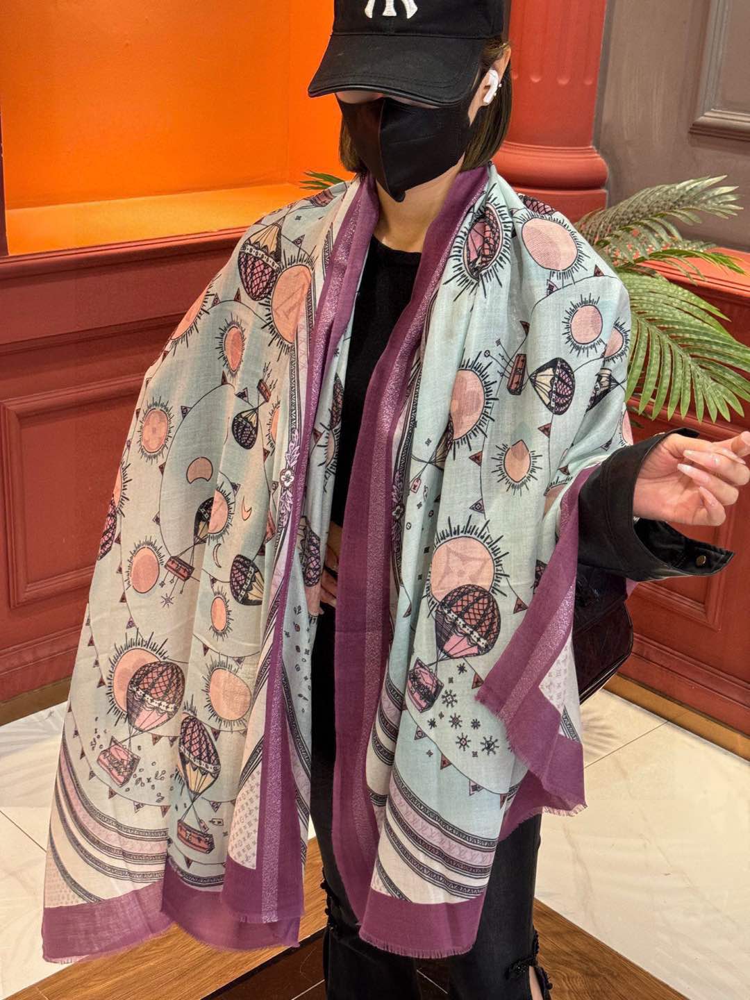 NO:188103,The shiny scarf [Hot Air Balloon] and Away series, greets Louis Vuitton's travel heritage. Depicting Monogram hot air balloons lifting into the sky with Louis Vuitton handbags and suitcases!  !  The cashmere material is full of light luxury. The new counter fabric pursues styling and has a crisp feel. The color matching of high-end designers considers the upper body effect and color saturation. The color is fresh, rich and very exquisite and has a celebrity temperament!  Good goods are not waiting for others, if you like them, you can’t miss them!  Quickly make an order and come on. Size 100*200 high-version scarf, high-version scarf, louis vuitton19860909会发光发亮的围巾【热气球】 and Away 系列,致意路易威登的旅行传承.描绘 Monogram 热气球载着路易威登手袋和行李箱升向天空之景！！羊绒材质轻奢感十足 专柜新款面料追求造型,手感挺括,高端设计师配色均考虑上身效果和色彩饱和度,色泽新鲜浓郁非常精致又有名媛气质！好货不等人,喜欢就不能错过哦！快快砸单来吧尺寸100*200高版本围巾,高版本围巾,louis vuitton,scarf