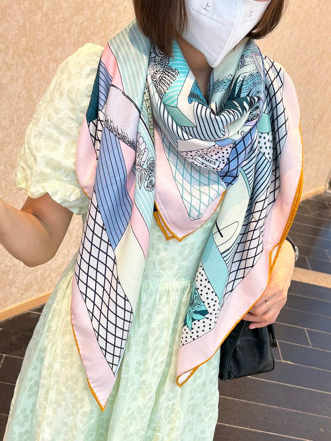 NO:188115,Hermes new double-sided and same color Product name: New Grand Theater fabric velvet size* This Hermes finishing touch can be worn in many ways, suitable for any clothing. Whether tied around the neck or as a top, belt and headscarf, it is pleasing to the eye. The printing workshop pinal imagery was established in the Vosges region of France in 1796. For two hundred years, the colorful illustrations printed in this printing workshop have spread throughout Europe, and the creative themes of its works are numerous and numerous exotic beasts and flowers, rich craftsmanship, important historical events, fables and legends, and even riddles... Gianpaolo  Pagni was authorized to browse the historical archives of the printing workshop and explore the details behind it. He drew inspiration from some ancient prints he saw to form this fascinating theater scene, while the protagonist in the scene is a variety of wild animals. The clever combination of geometric figures reminds the designer of the designer's creative use of seal patterns and high-version scarves, hermes19860909爱马仕新款双面同色 品名: 新型大剧院面料丝绒尺寸* 这款爱马仕点睛配饰可以多种方式佩戴,与任何服饰皆搭配得宜.无论系绕颈间,或作为上衣、腰带及头巾佩戴,皆赏心悦目.印刷工坊pinal imagery于1796年在法国的孚日地区设立.在长达两百年间,这家印刷工坊所印制的彩色插画传遍了整个欧洲,其作品的创作主题更是不胜枚举各种外来的奇珍异兽和花草植物、丰富的工艺种类、历史上的重要事件、寓言和传说,甚至谜语……詹保罗·帕加尼（Gianpaolo Pagni）获权浏览该印刷工坊的历史档案,得以探索其幕后的点滴.他从看到的一些古代版画中汲取灵感,组构出这幅引人入胜的剧院场景,而景中的主人公则是千奇百态的野生动物.几何图形的巧妙组合令人联想到这位设计师善用印章图案的创作特色高版本围巾,高版本围巾,hermes,scarf