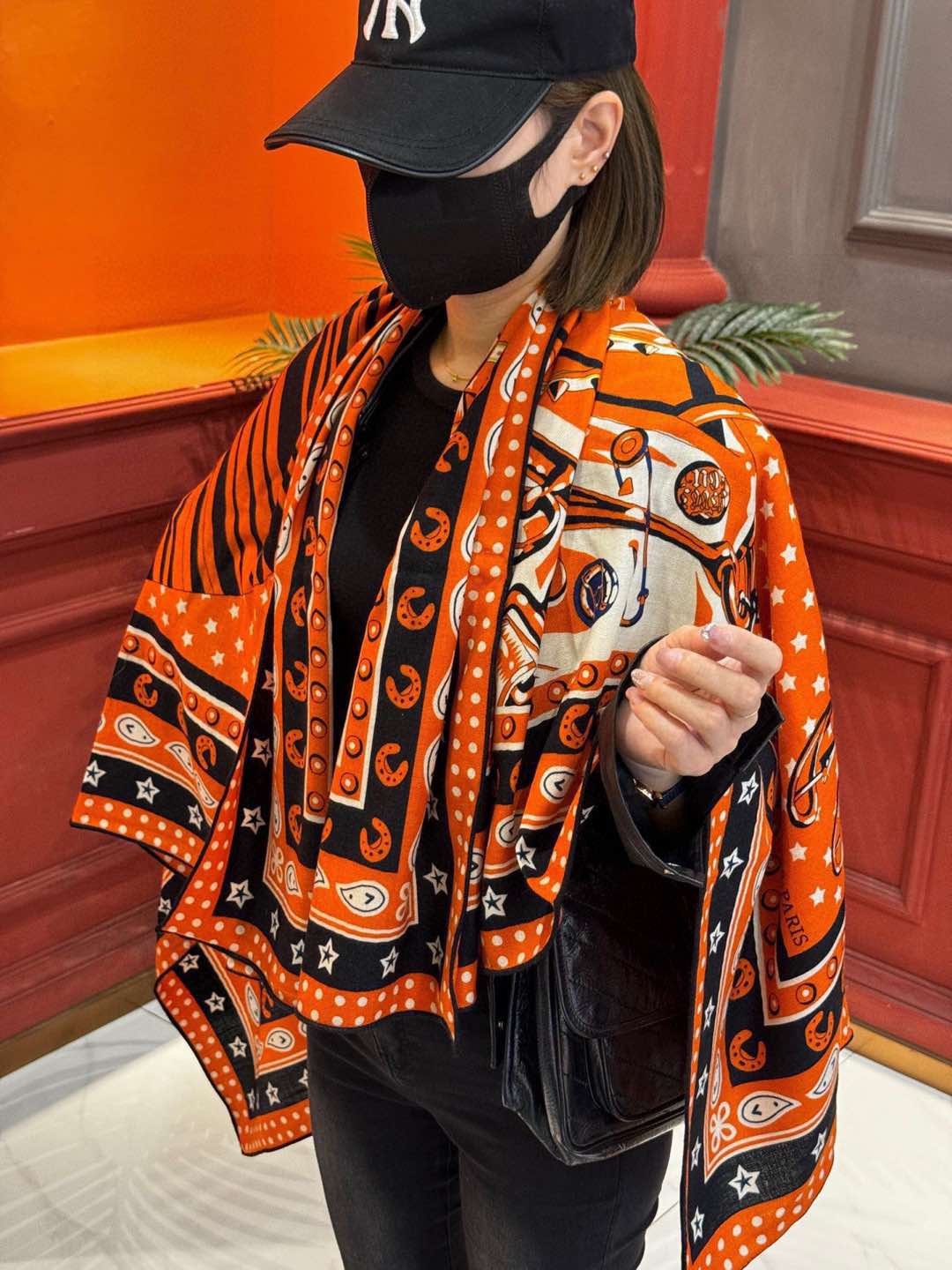 NO:188122,I bought the new cashmere model and it is said it looks good. Recommend Hermes double-sided and same-color cashmere square scarf [punk horse double-sided and same-color]. Top craftsmanship and value. Hermes counter hits three-dimensional presentation patterns and patterns. The real grade is very high. Special craftsmanship is amazingly developed. Special cutting-edge technology is loved by white and rich beauty. Whether it is quality, style, price, they scream. Super high-quality, cost-effective. It is definitely worth buying. Size cm*cm, 70 cashmere silk high-version scarf, high-version scarf, hermes, real silk19860909羊绒新款买了都说好看推荐爱马仕双面同色羊绒方巾【朋克骏马双面同色】,顶级工艺超值爱马仕专柜爆款立体呈现图案纹路实物档次极高特殊工艺高端研发惊艳问世特殊尖端工艺处理受到白富美的喜欢 无论是品质 款式 价格都令大牌控的她们尖叫 超高性价比 绝对值得入手尺寸cm*cm,70羊绒真丝高版本围巾,高版本围巾,hermes,real silk,scarf