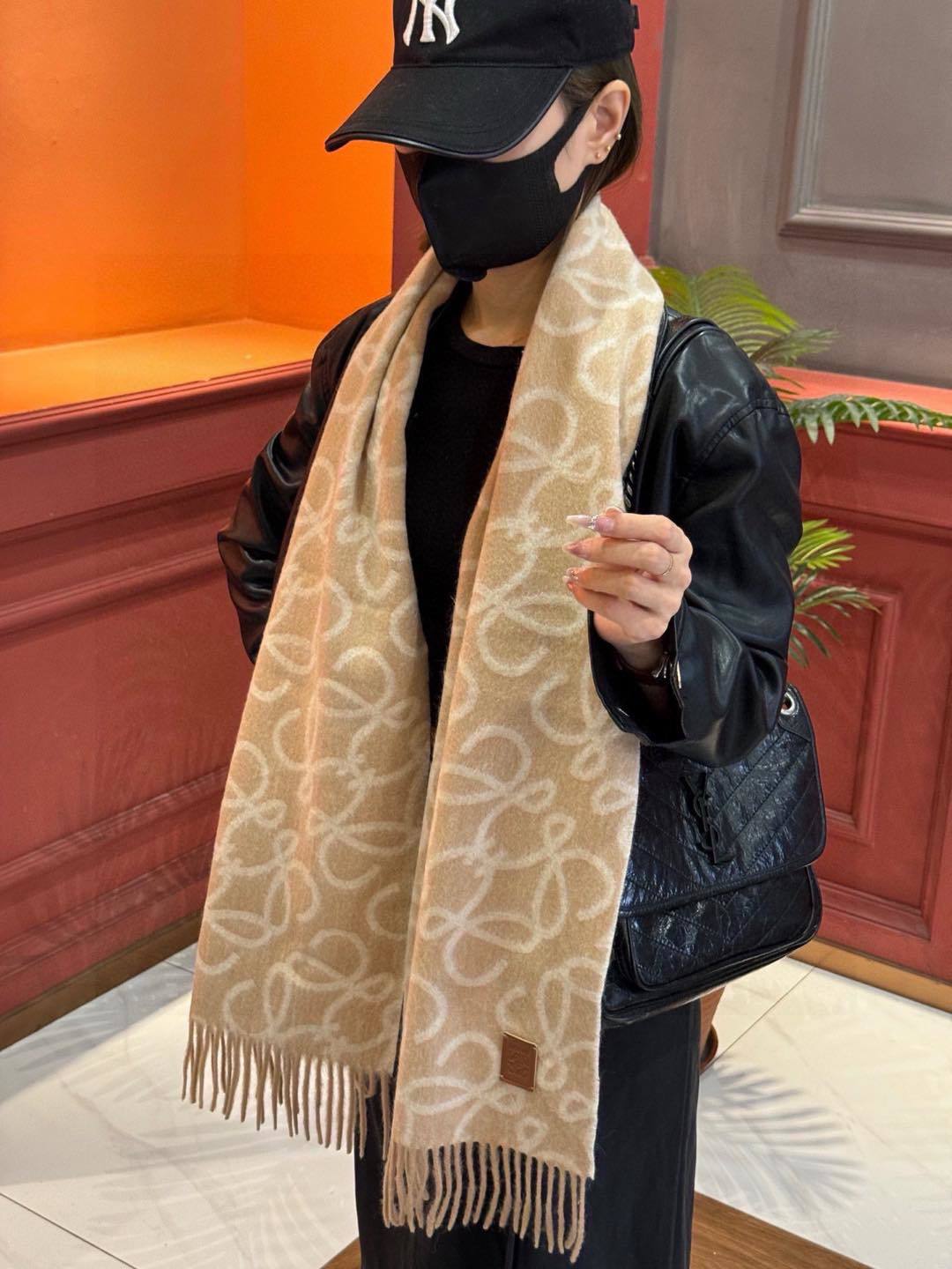 炒鸡火爆抢疯了罗意威LW老花双面长巾很幸运拿到這个品牌的东西真的不多见很少在国內做订单款式真的少的可怜️