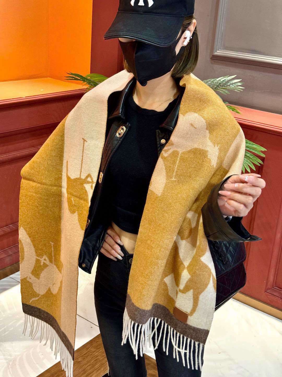 爱马仕巴黎时装展商务男士女士羊绒围巾代工厂臻选上乘的超细羊绒纤维进行纯手工精梳处理耗时耗力再以清泉水浸泡