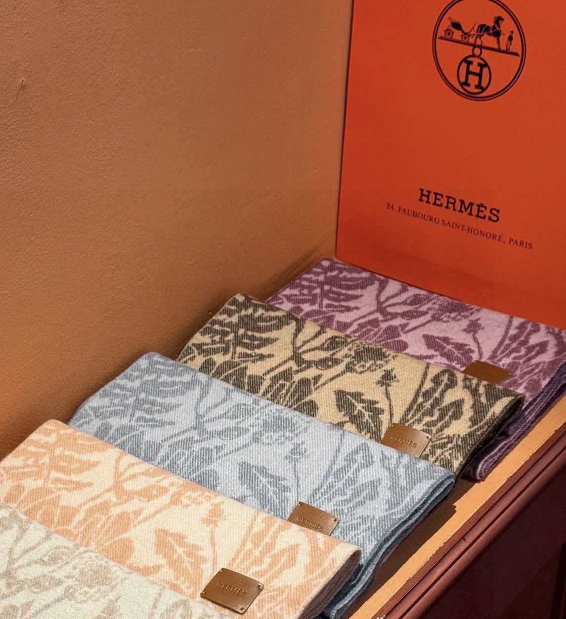 爱马仕巴黎时装展商务男士女士羊绒围巾代工厂臻选上乘的超细羊绒纤维进行纯手工精梳处理耗时耗力再以清泉水浸泡