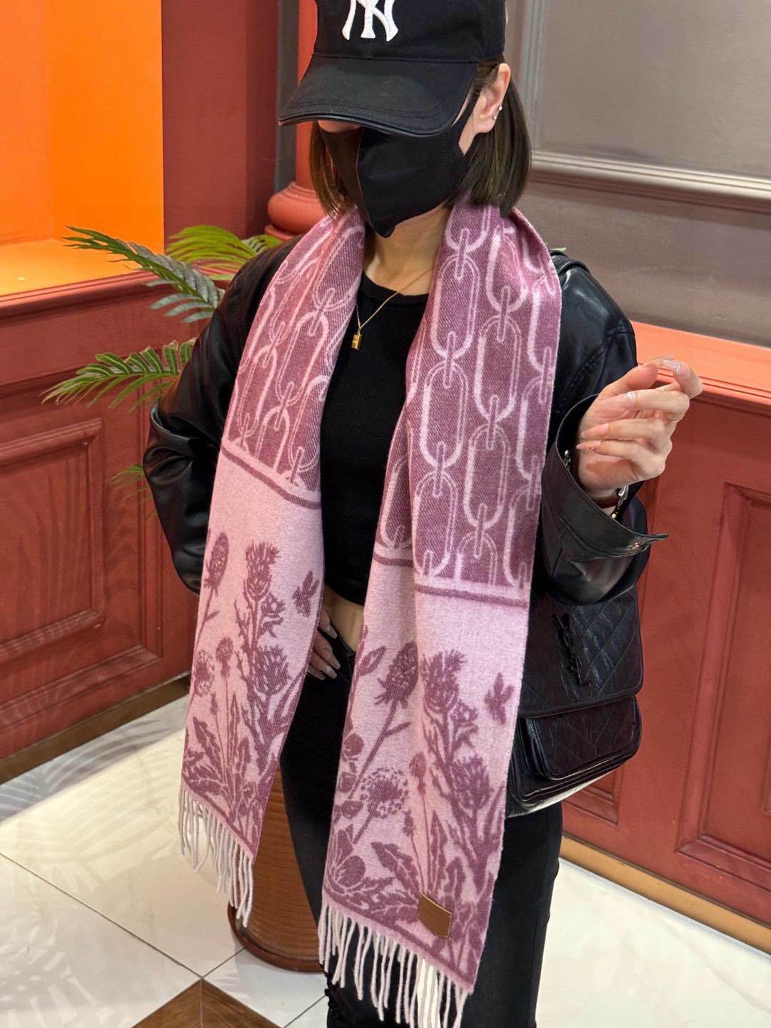 爱马仕巴黎时装展商务男士女士羊绒围巾代工厂臻选上乘的超细羊绒纤维进行纯手工精梳处理耗时耗力再以清泉水浸泡