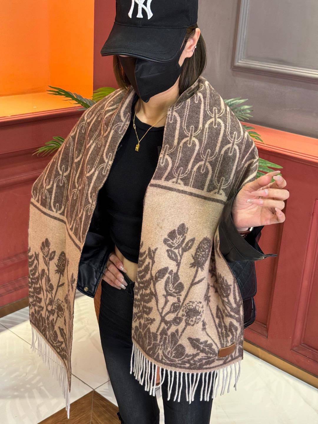 爱马仕巴黎时装展商务男士女士羊绒围巾代工厂臻选上乘的超细羊绒纤维进行纯手工精梳处理耗时耗力再以清泉水浸泡