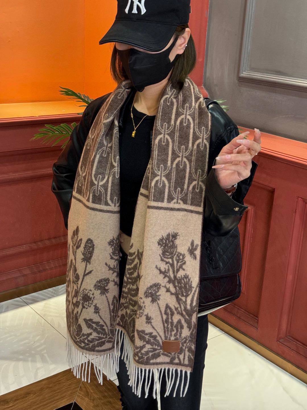 爱马仕巴黎时装展商务男士女士羊绒围巾代工厂臻选上乘的超细羊绒纤维进行纯手工精梳处理耗时耗力再以清泉水浸泡