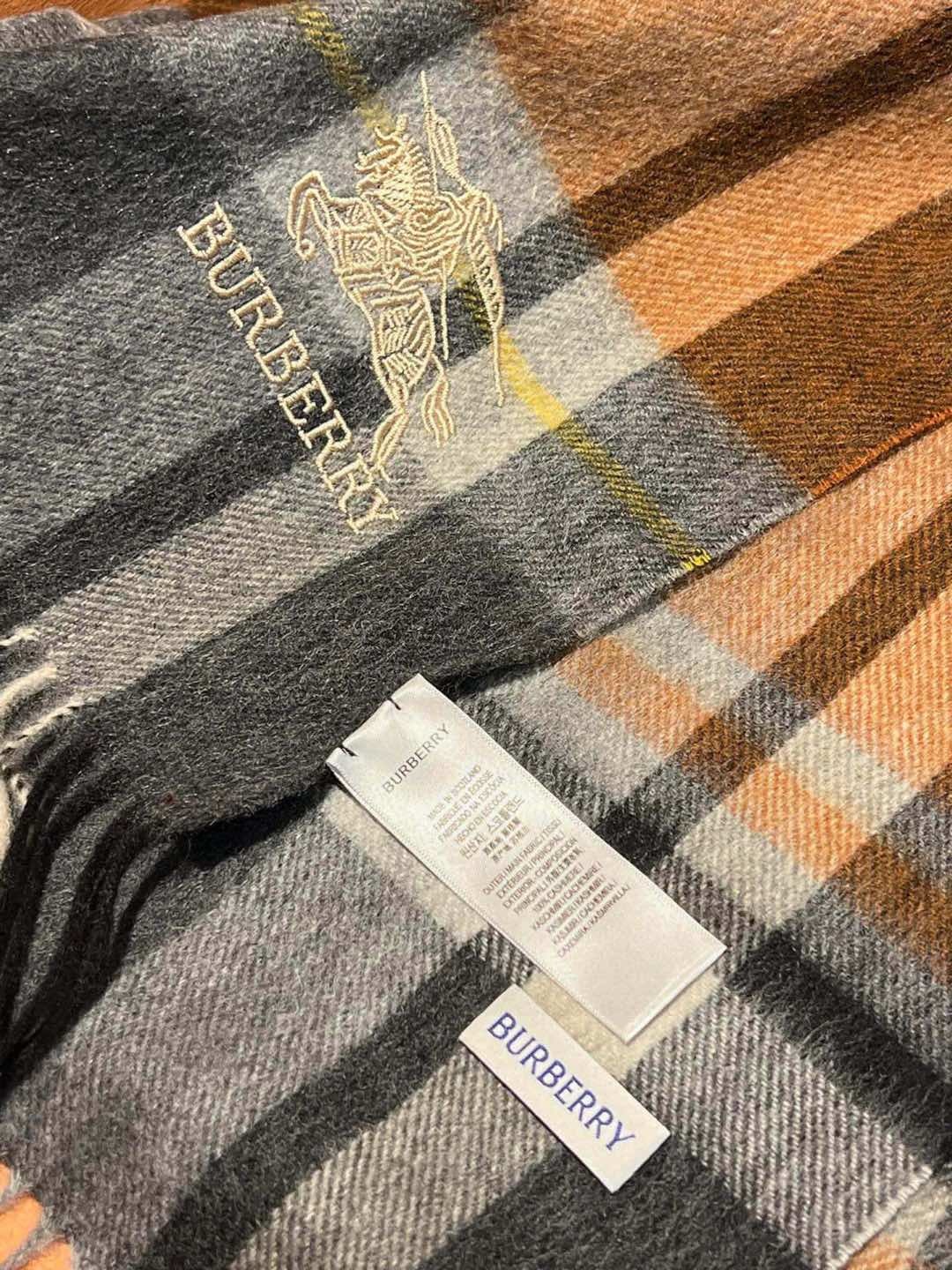 ️重磅推荐️巴宝莉新品情侣款羊绒围巾️臻选上乘的山羊绒纤维耗时耗力再以清泉水浸泡涤荡使羊绒纤维呈现出独特
