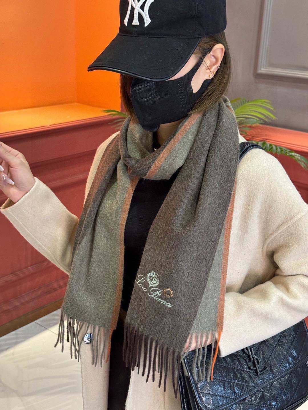 ️重磅推荐️巴宝莉新品情侣款羊绒围巾️臻选上乘的山羊绒纤维耗时耗力再以清泉水浸泡涤荡使羊绒纤维呈现出独特