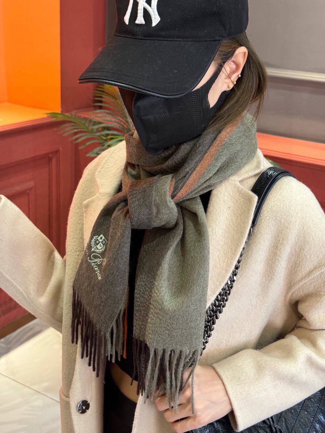 ️重磅推荐️巴宝莉新品情侣款羊绒围巾️臻选上乘的山羊绒纤维耗时耗力再以清泉水浸泡涤荡使羊绒纤维呈现出独特