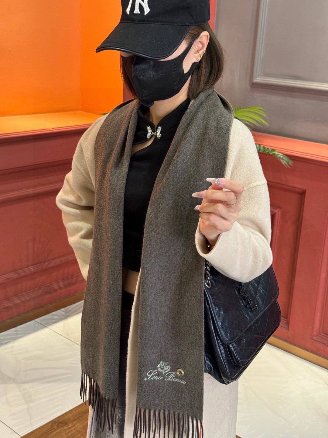 ️重磅推荐️巴宝莉新品情侣款羊绒围巾️臻选上乘的山羊绒纤维耗时耗力再以清泉水浸泡涤荡使羊绒纤维呈现出独特