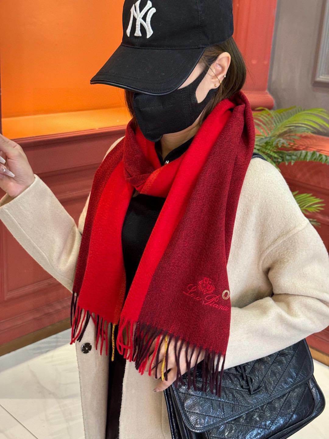 ️重磅推荐️巴宝莉新品情侣款羊绒围巾️臻选上乘的山羊绒纤维耗时耗力再以清泉水浸泡涤荡使羊绒纤维呈现出独特