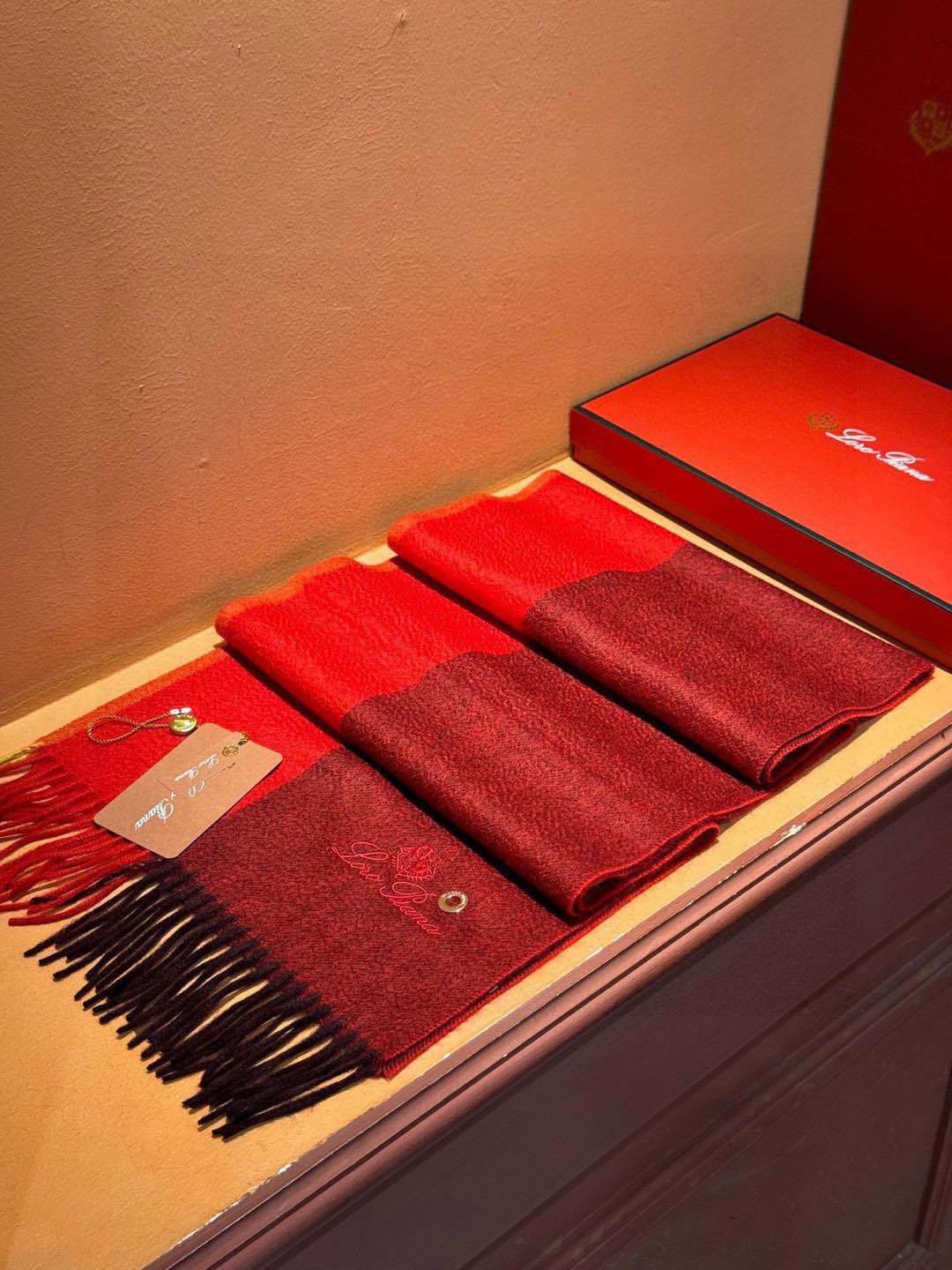 ️重磅推荐️巴宝莉新品情侣款羊绒围巾️臻选上乘的山羊绒纤维耗时耗力再以清泉水浸泡涤荡使羊绒纤维呈现出独特