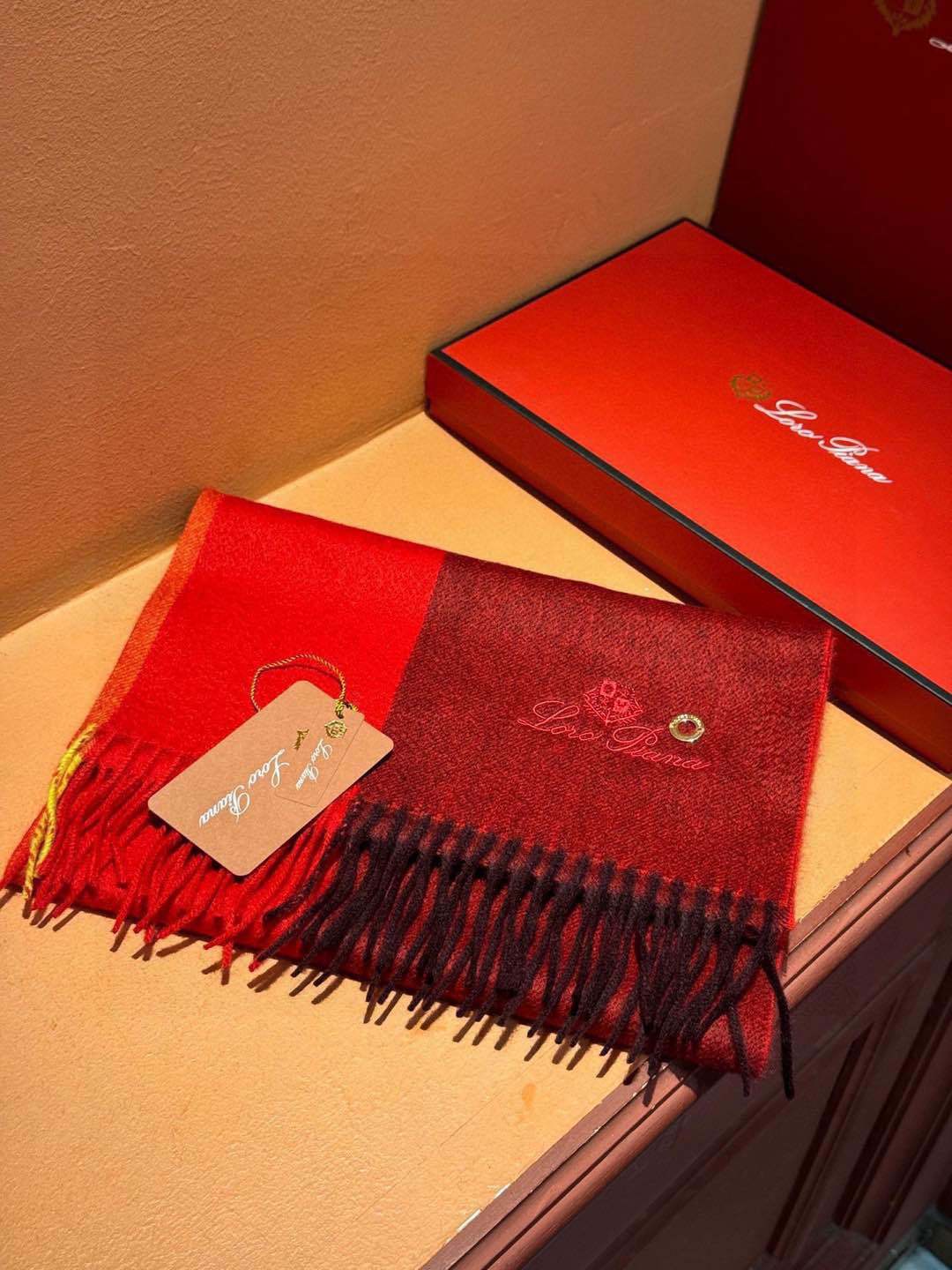 ️重磅推荐️巴宝莉新品情侣款羊绒围巾️臻选上乘的山羊绒纤维耗时耗力再以清泉水浸泡涤荡使羊绒纤维呈现出独特