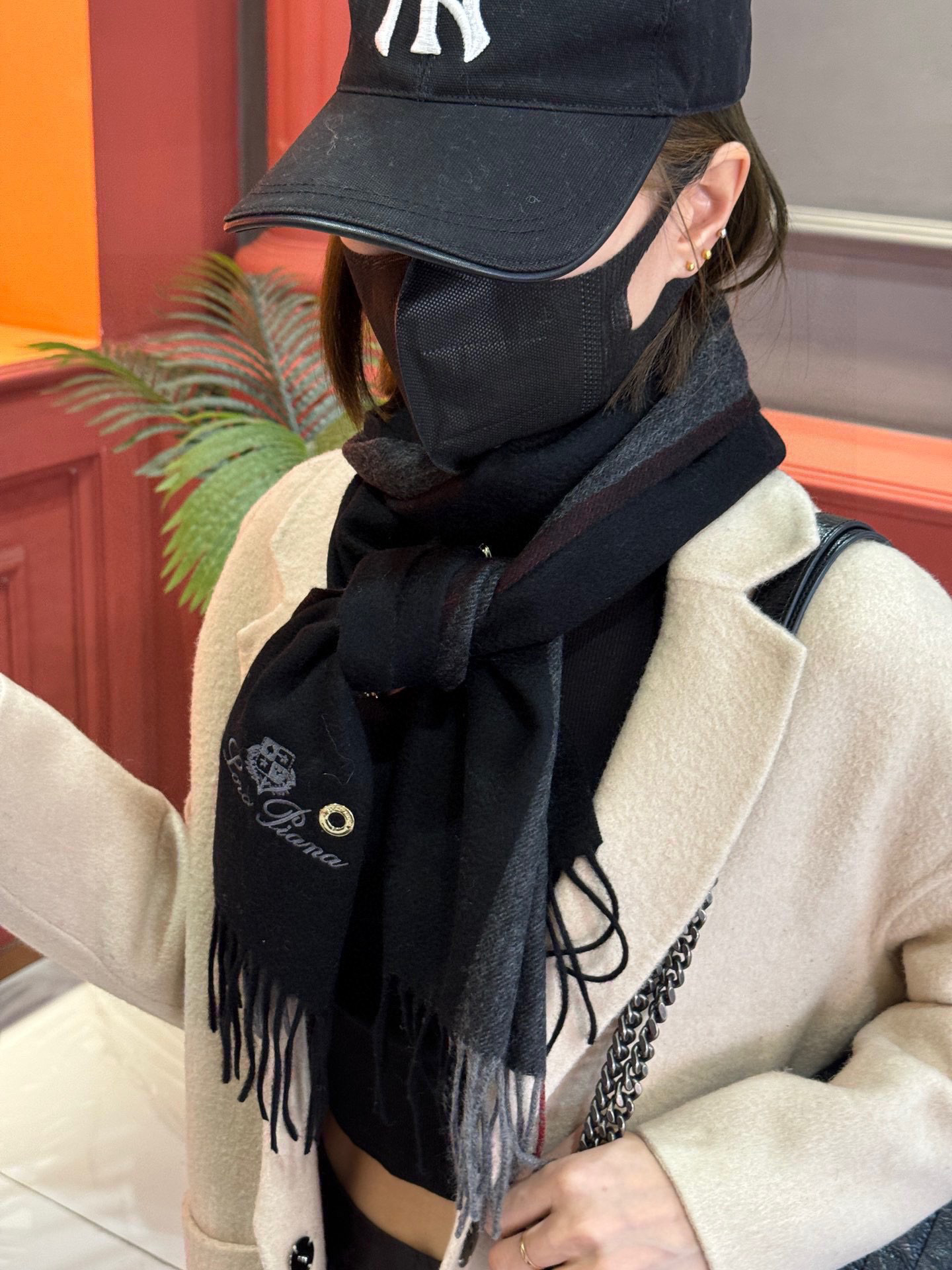️重磅推荐️巴宝莉新品情侣款羊绒围巾️臻选上乘的山羊绒纤维耗时耗力再以清泉水浸泡涤荡使羊绒纤维呈现出独特