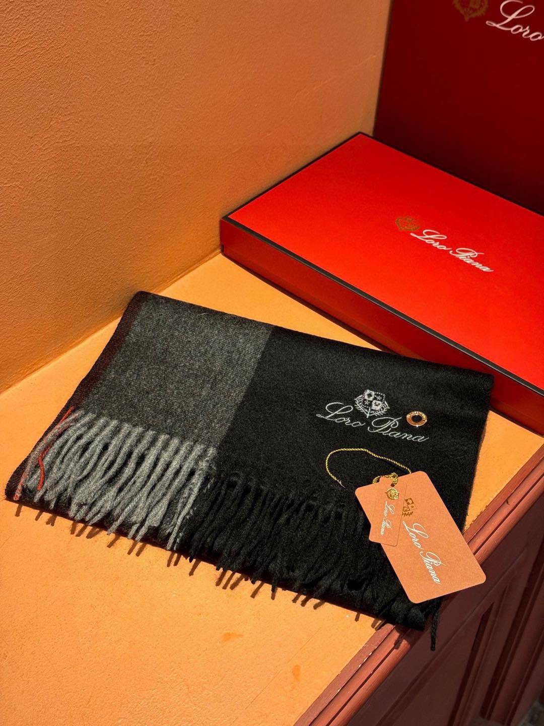 ️重磅推荐️巴宝莉新品情侣款羊绒围巾️臻选上乘的山羊绒纤维耗时耗力再以清泉水浸泡涤荡使羊绒纤维呈现出独特