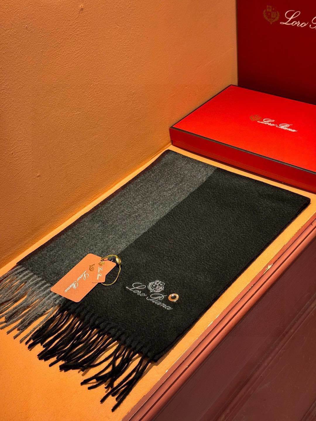 ️重磅推荐️巴宝莉新品情侣款羊绒围巾️臻选上乘的山羊绒纤维耗时耗力再以清泉水浸泡涤荡使羊绒纤维呈现出独特