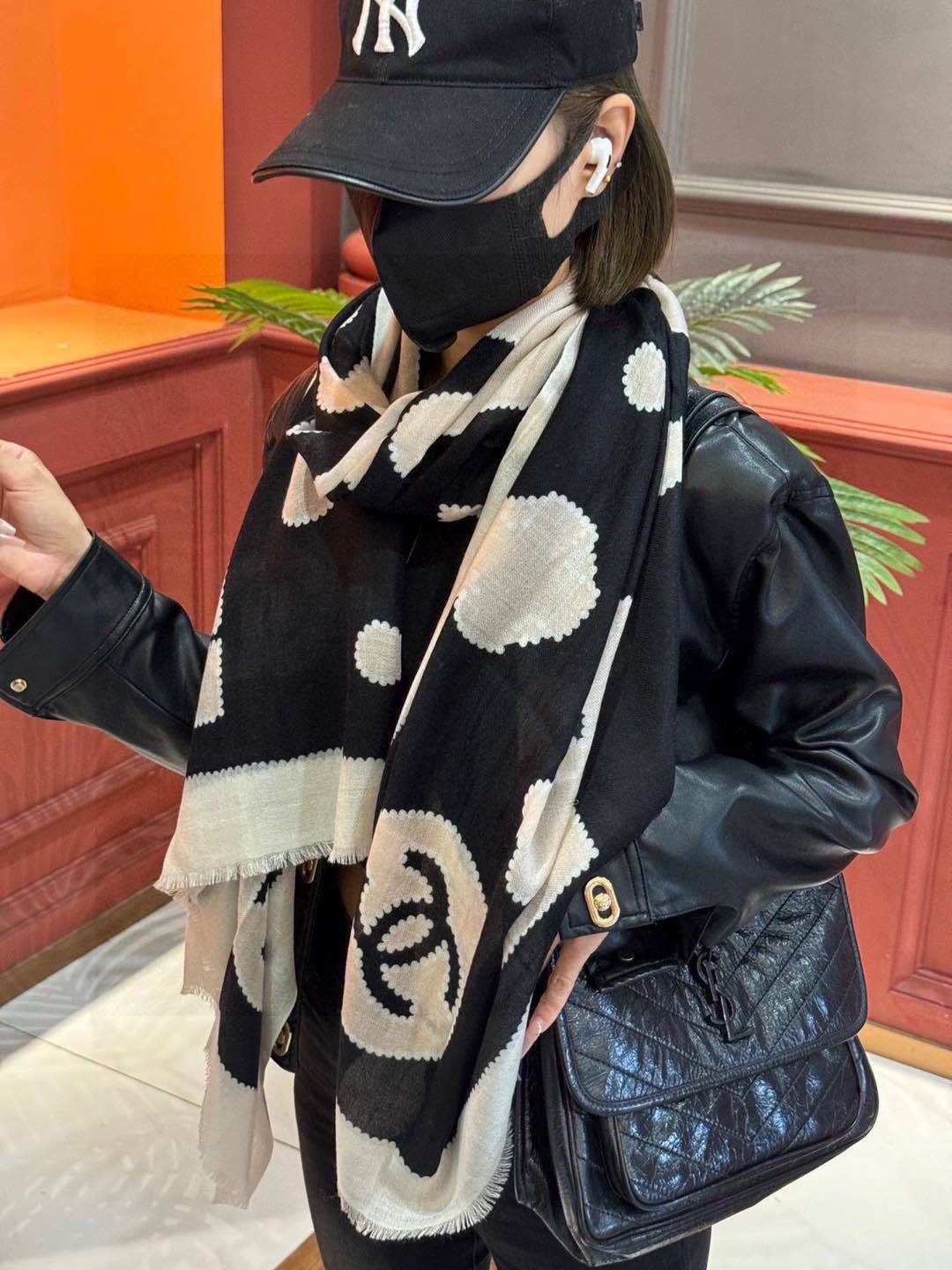 重点推荐!!!高级舒适时髦气质相信我的就收吧!香奈儿这款触动内心的柔美围巾无法模仿的颜色和气质!!!围巾