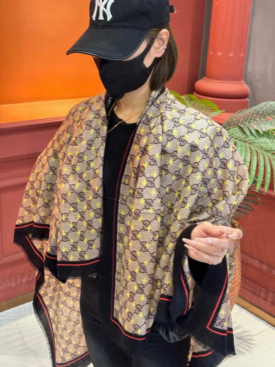 GUCCI新款!印花工艺稀疏层次设计配以精美真心特别上身简直了️围着不说话都散发着优雅气质️相对于印染有