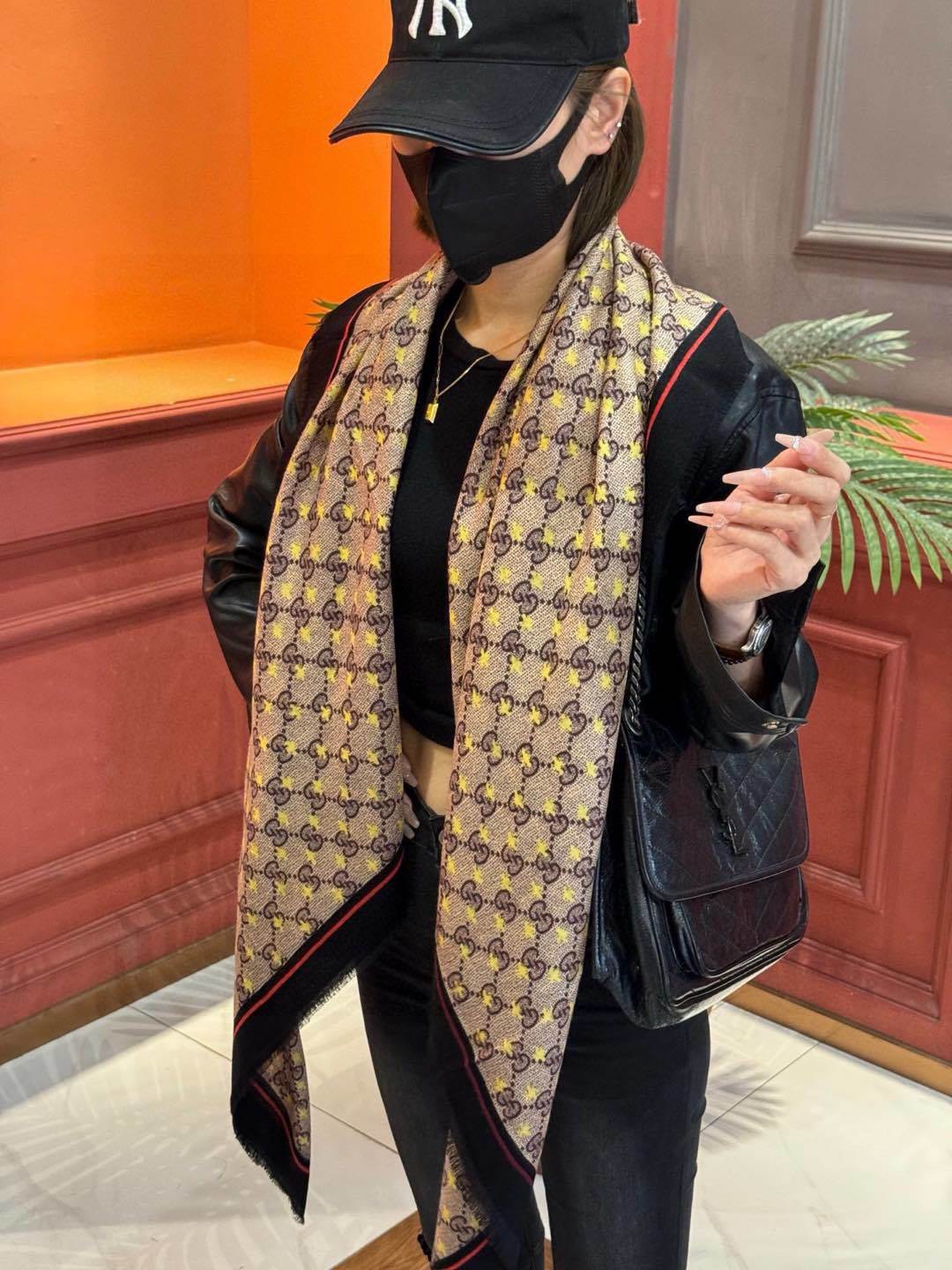GUCCI新款!印花工艺稀疏层次设计配以精美真心特别上身简直了️围着不说话都散发着优雅气质️相对于印染有