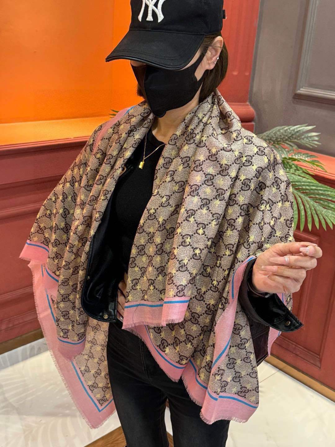 GUCCI新款!印花工艺稀疏层次设计配以精美真心特别上身简直了️围着不说话都散发着优雅气质️相对于印染有