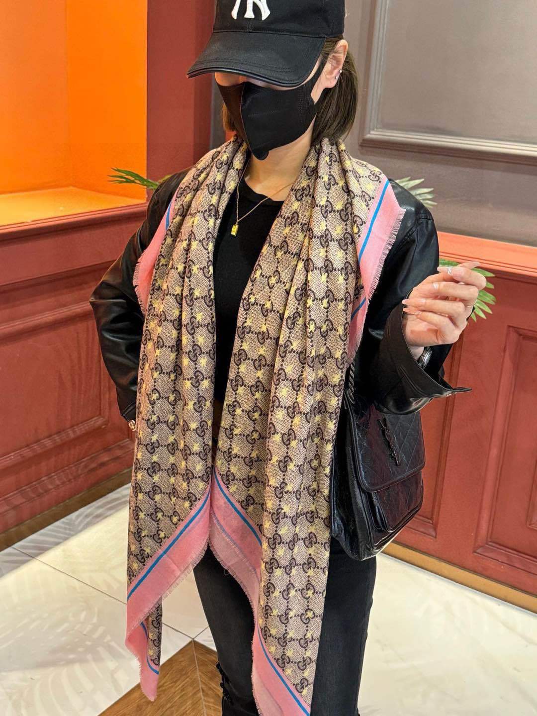 GUCCI新款!印花工艺稀疏层次设计配以精美真心特别上身简直了️围着不说话都散发着优雅气质️相对于印染有