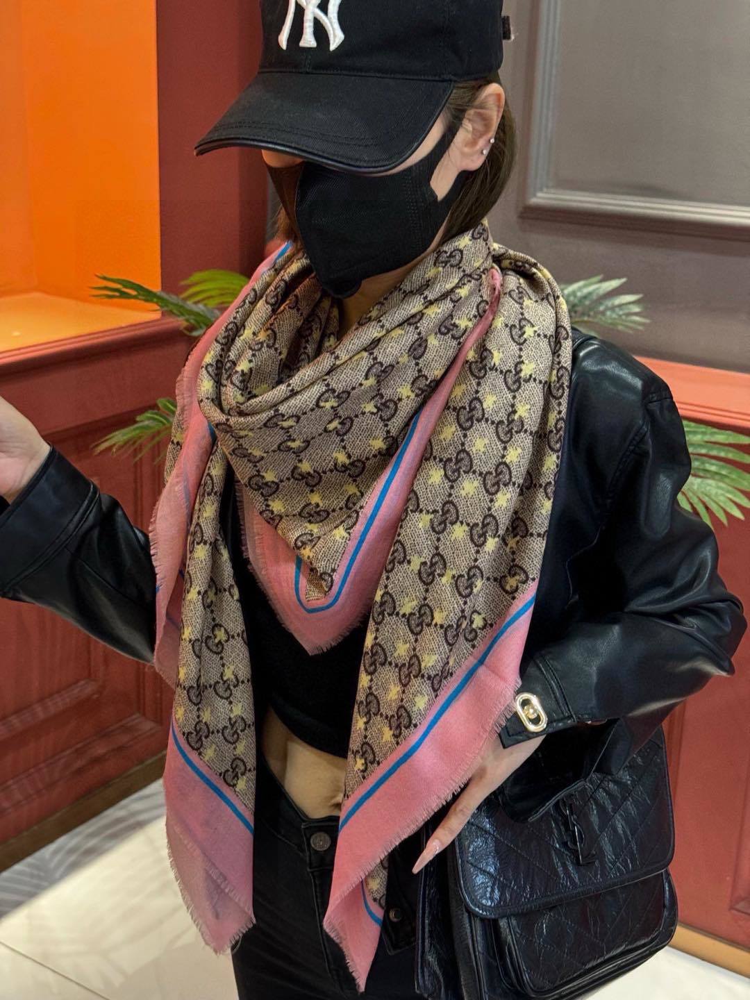 GUCCI新款!印花工艺稀疏层次设计配以精美真心特别上身简直了️围着不说话都散发着优雅气质️相对于印染有