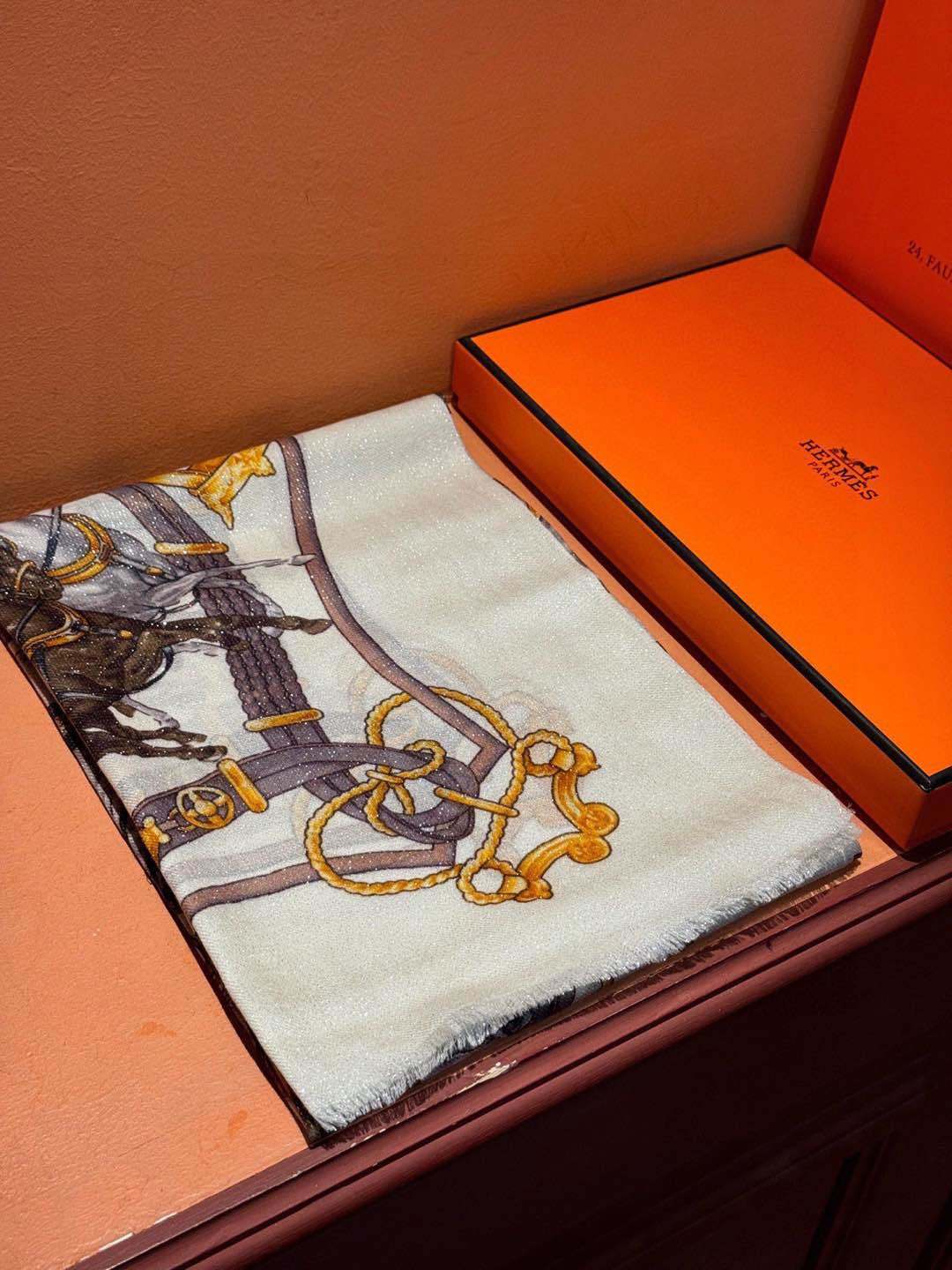 会发光发亮的围巾新款买了都说好看️推荐顶级工艺超值️爱马仕专柜爆款立体呈现图案纹路实物档次极高特殊工艺高