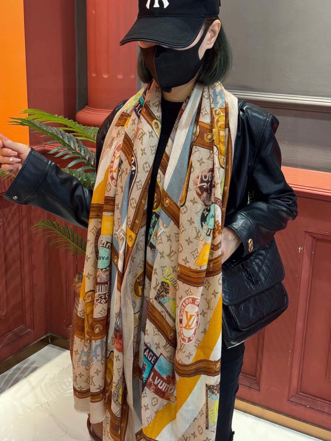 会发光发亮的围巾真心赞️驴家L链条箱包花纹银丝长巾银丝印花羊绒长巾新款方巾来撷Nouficel胶囊系列的