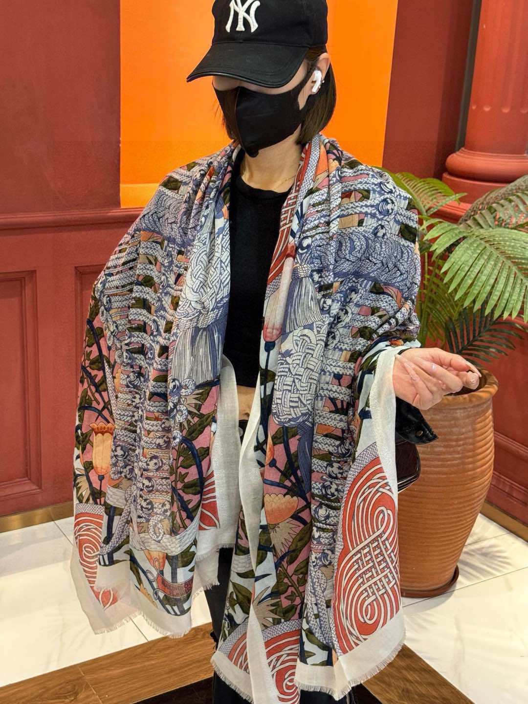 会发光发亮的围巾爱马仕专柜同步买了都说好看羊绒印花️推荐顶级工艺超值️爱马仕专柜爆款羊绒方巾立体呈现图案