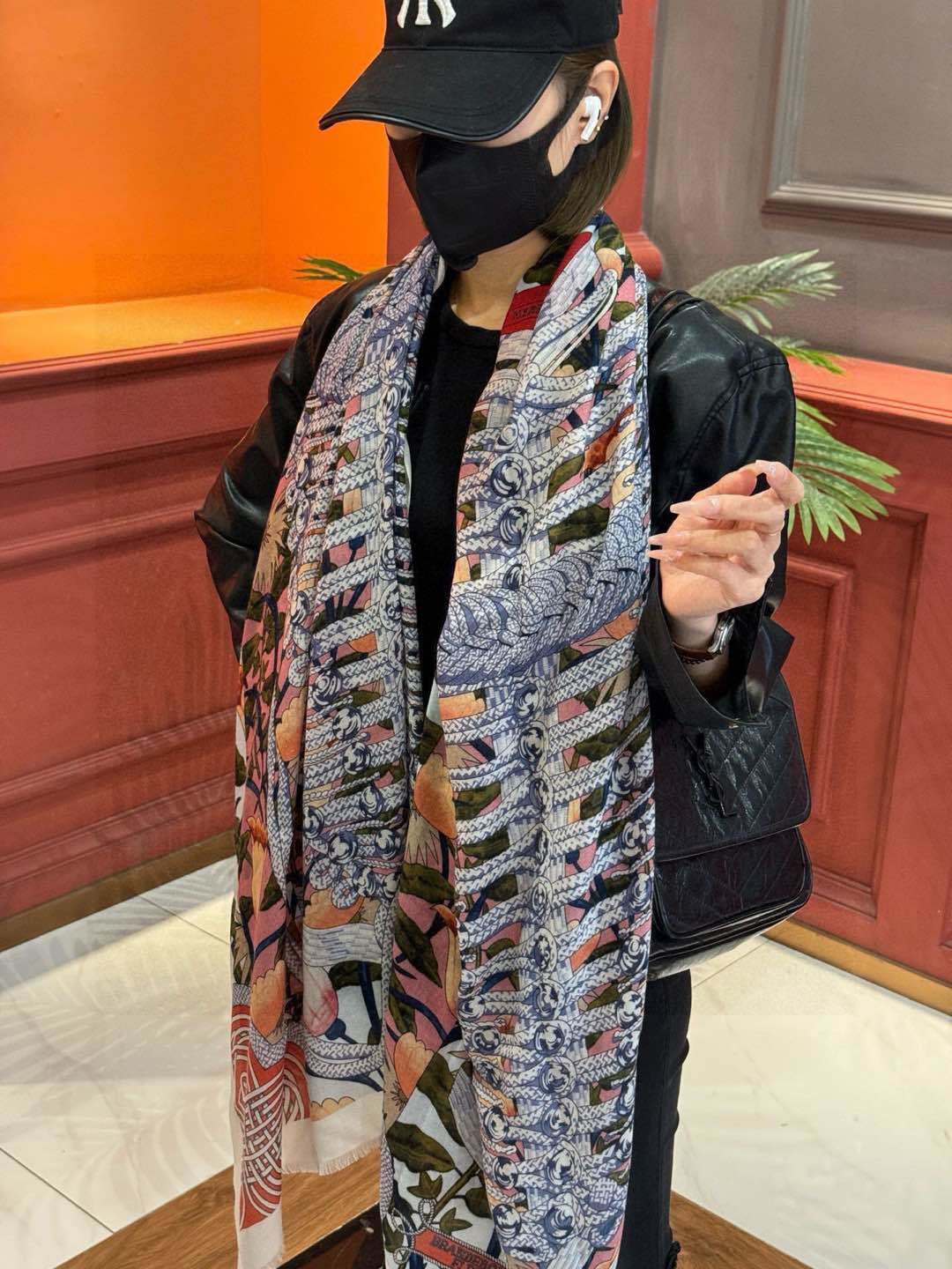 会发光发亮的围巾爱马仕专柜同步买了都说好看羊绒印花️推荐顶级工艺超值️爱马仕专柜爆款羊绒方巾立体呈现图案