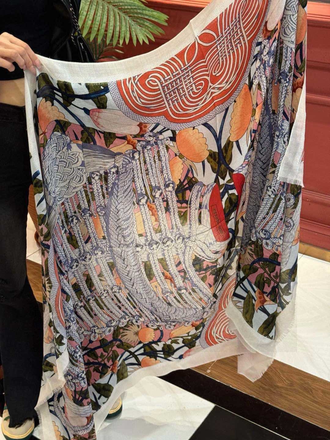 会发光发亮的围巾爱马仕专柜同步买了都说好看羊绒印花️推荐顶级工艺超值️爱马仕专柜爆款羊绒方巾立体呈现图案