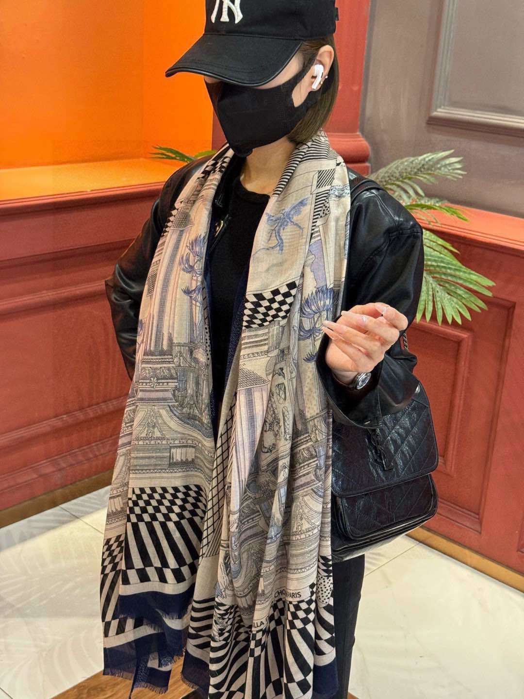 会发光发亮的围巾爱马仕专柜同步买了都说好看羊绒印花️推荐顶级工艺超值️爱马仕专柜爆款羊绒方巾立体呈现图案