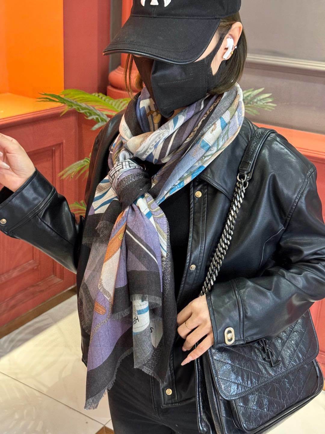 会发光发亮的围巾爱马仕专柜同步买了都说好看羊绒印花️推荐顶级工艺超值️爱马仕专柜爆款羊绒方巾立体呈现图案
