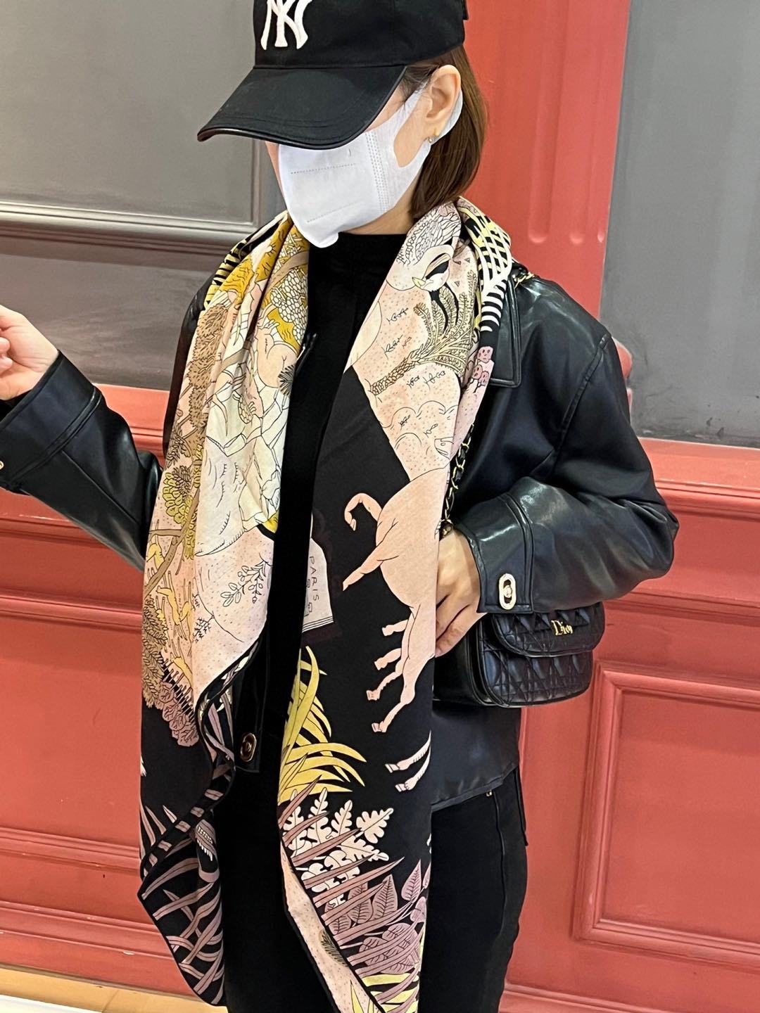 超级精致女神款!双面同色!丝绒动物狂欢140方巾推荐️这款围巾披肩真的超级喜欢实物品质非常赞!!!真心推