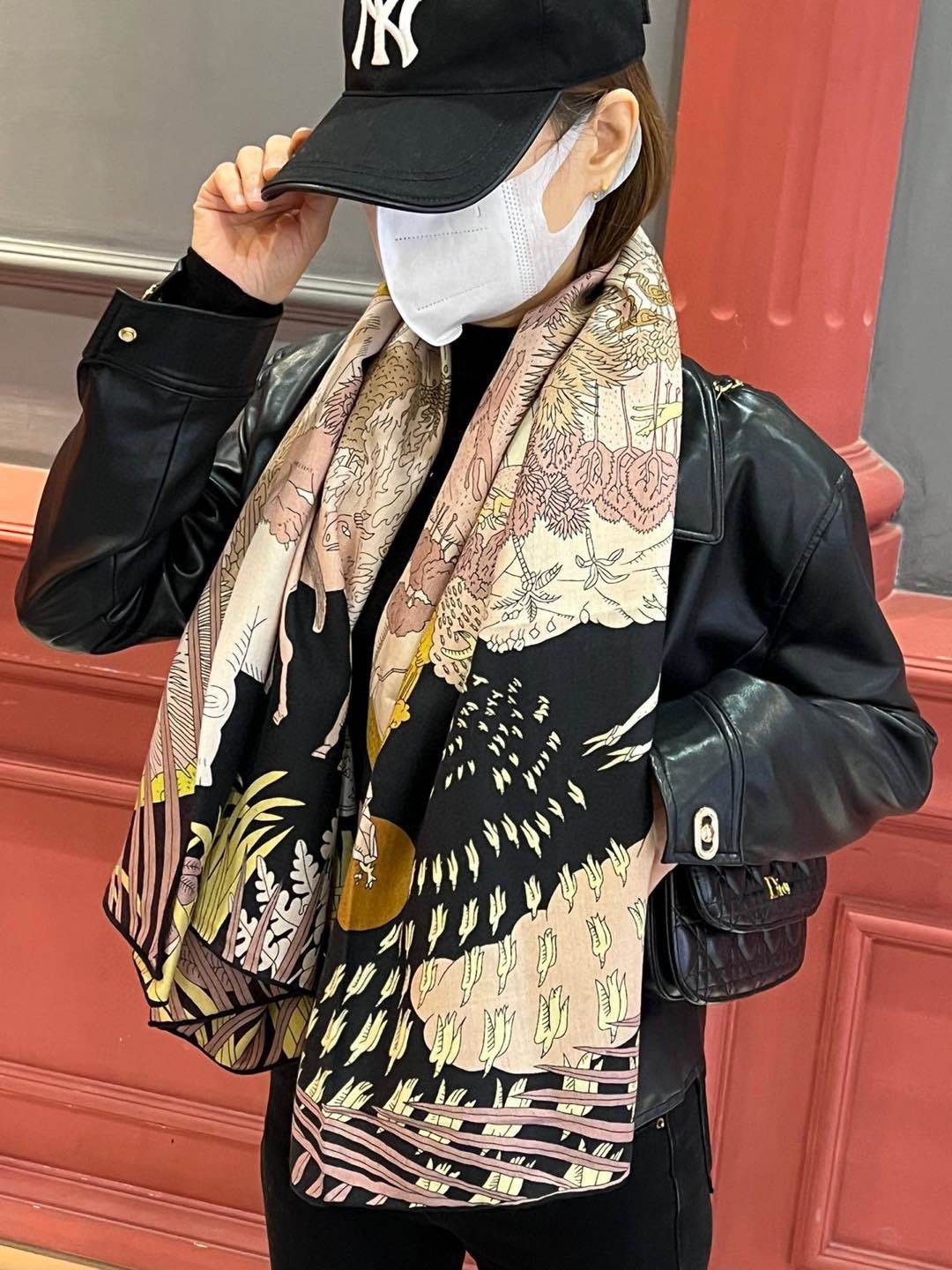 超级精致女神款!双面同色!丝绒动物狂欢140方巾推荐️这款围巾披肩真的超级喜欢实物品质非常赞!!!真心推