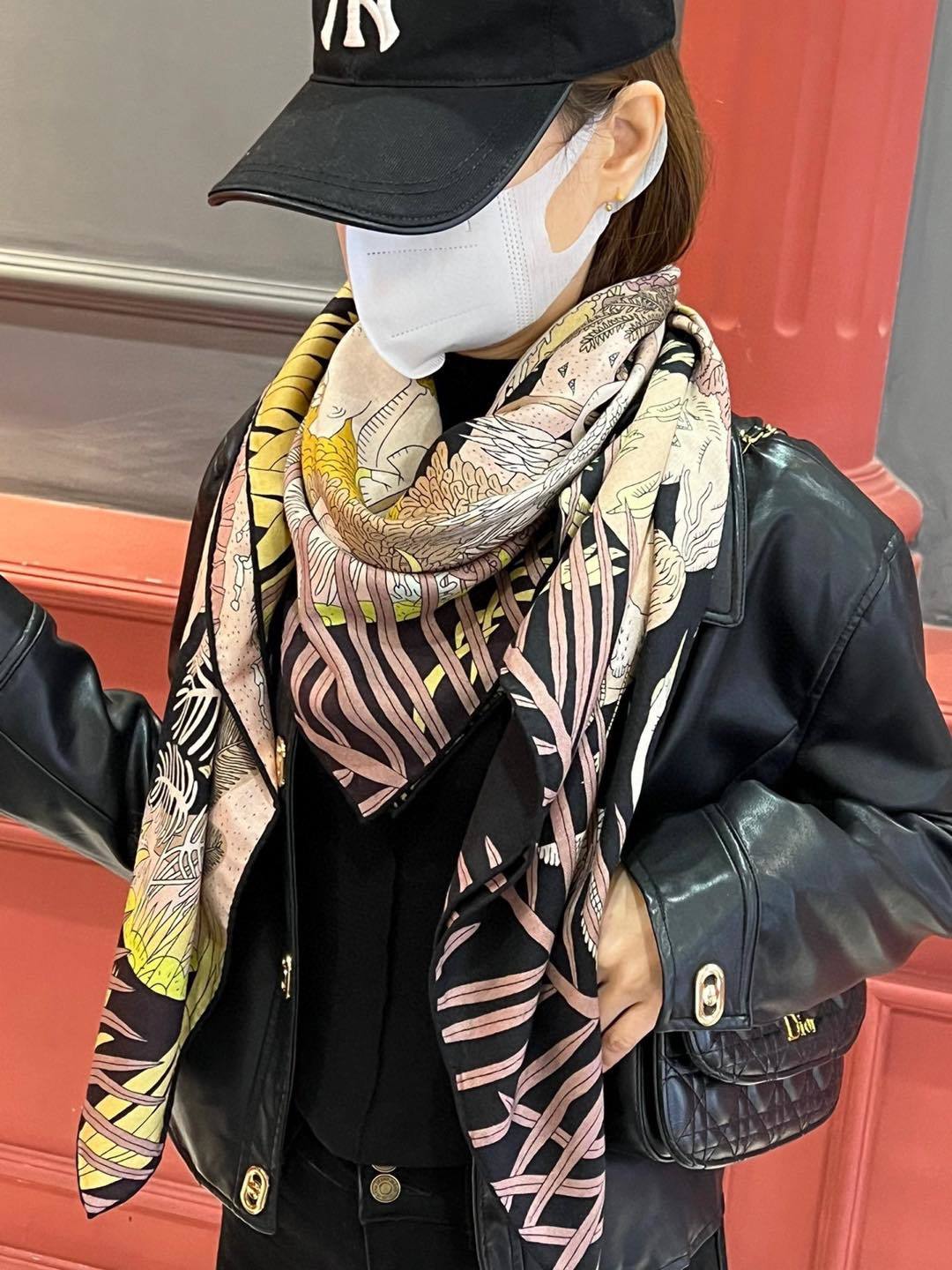 超级精致女神款!双面同色!丝绒动物狂欢140方巾推荐️这款围巾披肩真的超级喜欢实物品质非常赞!!!真心推