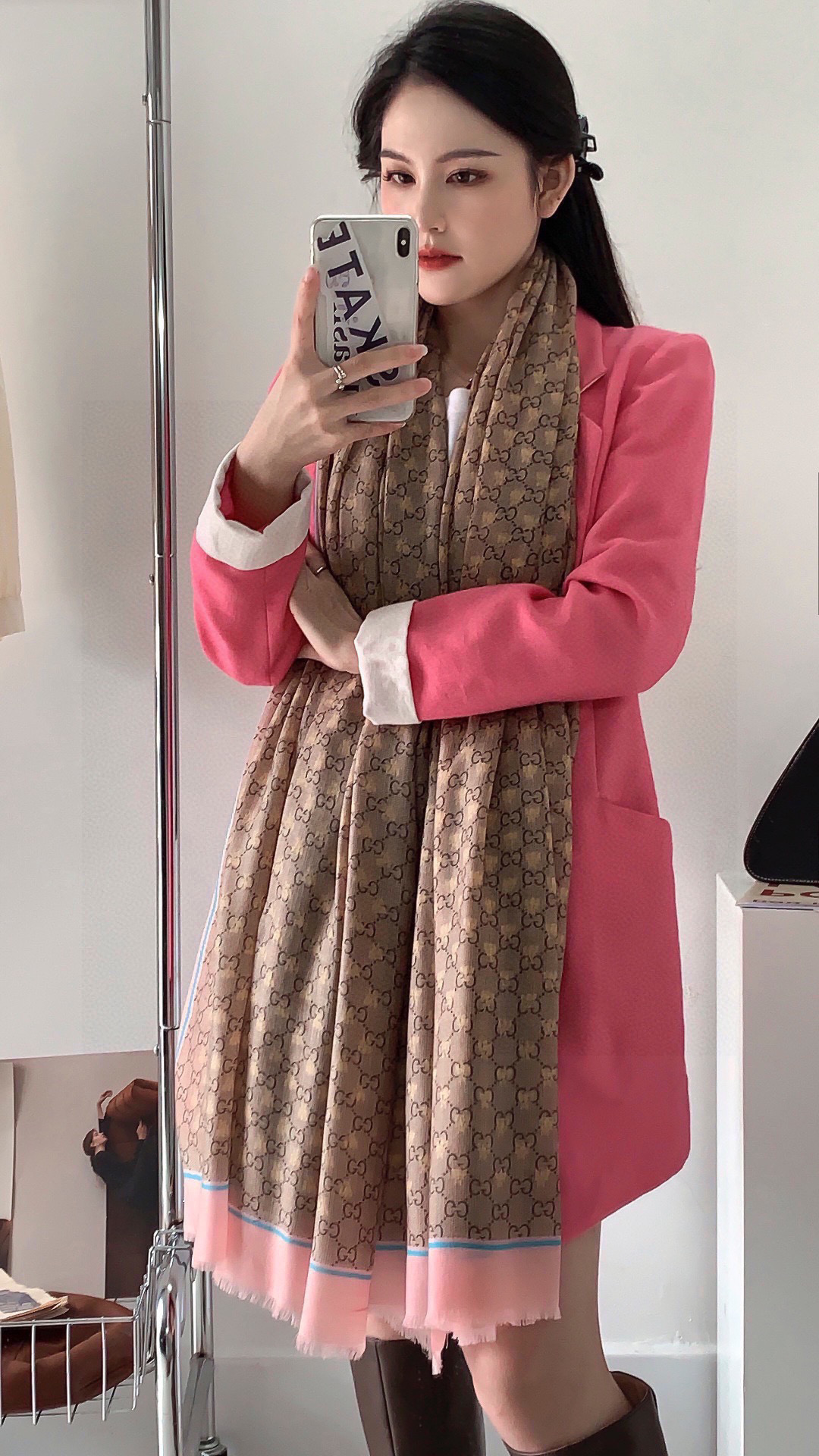 NO:188364,GUCCI new model!  Printing craftsmanship, sparse layered design, exquisite, really special, the upper body is simply, and it exudes an elegant temperament without talking】 Compared with printing and dyeing, it has a unique rough and elegant beauty, very aura, big brand aura and a little pure beauty 110*200cm full cashmere high-version scarf, high-version scarf, gucci19860909GUCCI新款！ 印花工艺 稀疏层次设计 配以精美 真心特别 上身简直了 围着不说话都散发着优雅气质】相对于印染,有着独特的粗狂大雅美,很有气场大牌气场又带点纯美110*200cm 全羊绒高版本围巾,高版本围巾,gucci,scarf