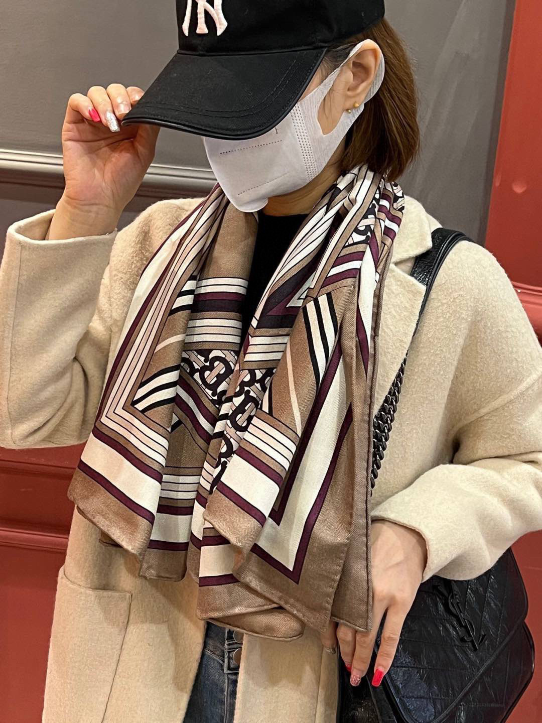 NO:188363,It feels like the gentlest scarf in Burberry's entire series. New [Classic Letters] Gold size 110*110 Double-sided velvet square scarf. Sisters who don't like 140 complex sizes can choose 110~ Higher version scarf, high version scarf, burberry, gold19860909感觉是巴宝莉全系列中最温柔的一款围巾 上新【经典字母】黄金尺寸110*110 双面同色丝绒方巾 不爱140繁复尺寸的姐妹可以选择110哦～高版本围巾,高版本围巾,burberry,gold,scarf