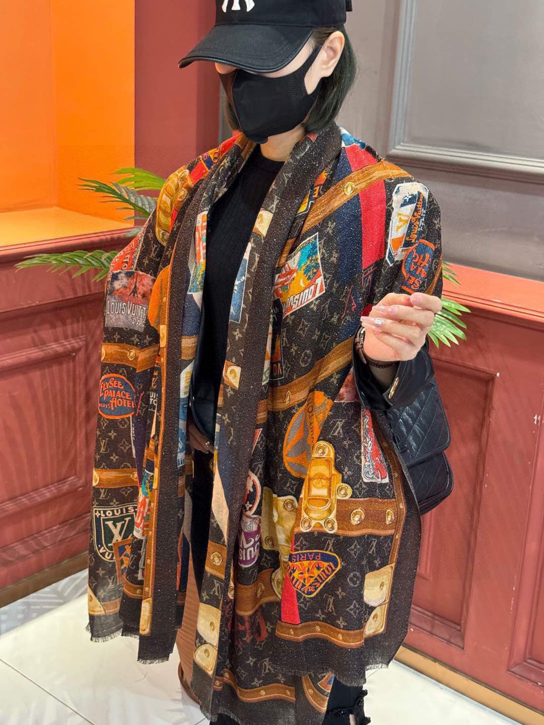 NO:188353,The shiny scarf really praises the donkey family [L chain bag pattern silver silk scarf] silver silk printed cashmere long scarf, new square scarf to pick up the Au-Aura color of the Nouficel capsule series, continue to write the Mixand Srop theme iron thing. Monogom pattern becomes the background, Louis Vuitton's classic elements intertwined, clever teaching the brand's fine base leather craftsmanship, silk cashmere printing with hand-made curly edges. It is highly recommended that the hand is slow without this size is not big or small, especially easy to match, the quality is super easy to get, high-end quality will be understood, high-end details, what you see is what you get, heavy and huge VIP customers must enter Recommended size 110*200 high-version scarf, high-version scarf, louis vuitton, louis vuitton, louis vuitton, louis vuitton, louis vuitton19860909会发光发亮的围巾真心赞驴家【L链条箱包花纹银丝长巾】银丝印花羊绒长巾,新款方巾来撷Nouficel 胶囊系列的澳雅色彩,续写Mixand Srop主题铁事.Monogom图案成为背景,路易威登的经典元素交织继绕,巧妙教敬品牌精基皮革工艺,丝羊绒印花搭配手工卷边.强烈推荐手慢无这个size不大不小特别好搭配,品质超级好拿到手就会懂的高端品质,高端细节所见即所得重磅巨献VIP客户必入推荐尺寸110*200高版本围巾,高版本围巾,louis vuitton,louis vuitton,louis vuitton,scarf