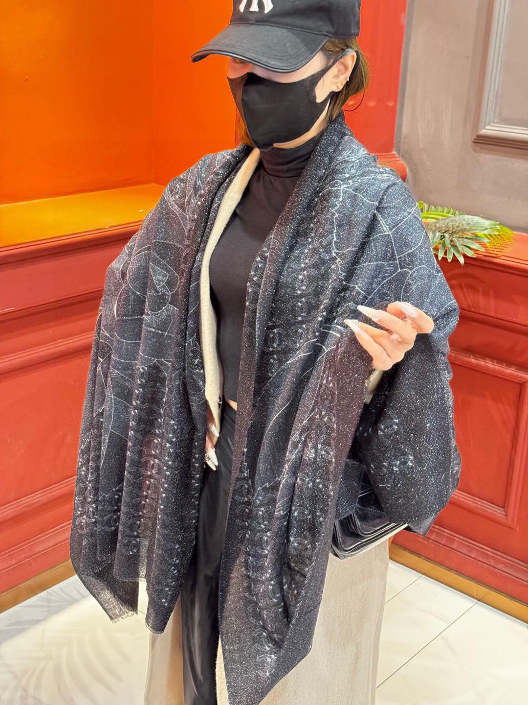 NO:188356,New scarf that will shine. New customer-supplied silver thread cashmere fabric long scarf. Beautiful [Tear] [Silver thread double C pattern] The imperial palace-level new counter is on sale. The unique design style of pure cashmere silver thread plus the unique pattern printing of Xiangjia this season is extremely beautiful. Really, the upper body is extremely luxurious and high-end. Rare~ Small expensive~ Look good or not, please see it yourself. Size 110x200cm. Large long scarf, top-level pure cashmere high-version scarf, high-version scarf, chanel19860909上新 会发光发亮的围巾 新款客供银线羊绒面料长巾 美翻了[流泪]【银线双C图案】御用殿堂级极新款专柜在售 纯羊绒银丝线独特设计风格加上富有香家本季特色图案印花 美丽至极 真的 上身极为奢华上档次 稀有～小贵～好看不好看自己看吧 尺寸110x200cm 大长巾,顶级纯羊绒高版本围巾,高版本围巾,chanel,scarf