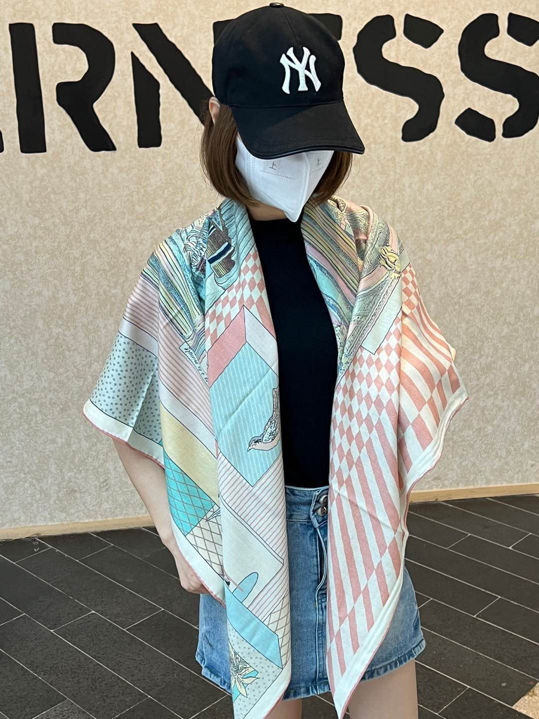 NO:188368,Hermes new double-sided and same color Product name: New Grand Theater fabric velvet size 140*140 This Hermes finishing touch accessories can be worn in various ways, suitable for any clothing. Whether tied around the neck or as a top, belt and headscarf, it is pleasing to the eye. The printing workshop pinal imagery was established in the Vosges region of France in 1796. For two hundred years, the colorful illustrations printed in this printing workshop have spread throughout Europe, and the creative themes of its works are numerous and numerous exotic beasts and flowers, rich craftsmanship, important historical events, fables and legends, and even riddles... Gianpaolo  Pagni was authorized to browse the historical archives of the printing workshop and explore the details behind it. He drew inspiration from some ancient prints he saw to form this fascinating theater scene, while the protagonist in the scene is a variety of wild animals. The clever combination of geometric figures reminds the designer of the designer's creative use of seal patterns and high-version scarves, hermes19860909爱马仕新款双面同色 品名: 新型大剧院面料丝绒尺寸140*140 这款爱马仕点睛配饰可以多种方式佩戴,与任何服饰皆搭配得宜.无论系绕颈间,或作为上衣、腰带及头巾佩戴,皆赏心悦目.印刷工坊pinal imagery于1796年在法国的孚日地区设立.在长达两百年间,这家印刷工坊所印制的彩色插画传遍了整个欧洲,其作品的创作主题更是不胜枚举各种外来的奇珍异兽和花草植物、丰富的工艺种类、历史上的重要事件、寓言和传说,甚至谜语……詹保罗·帕加尼（Gianpaolo Pagni）获权浏览该印刷工坊的历史档案,得以探索其幕后的点滴.他从看到的一些古代版画中汲取灵感,组构出这幅引人入胜的剧院场景,而景中的主人公则是千奇百态的野生动物.几何图形的巧妙组合令人联想到这位设计师善用印章图案的创作特色高版本围巾,高版本围巾,hermes,scarf